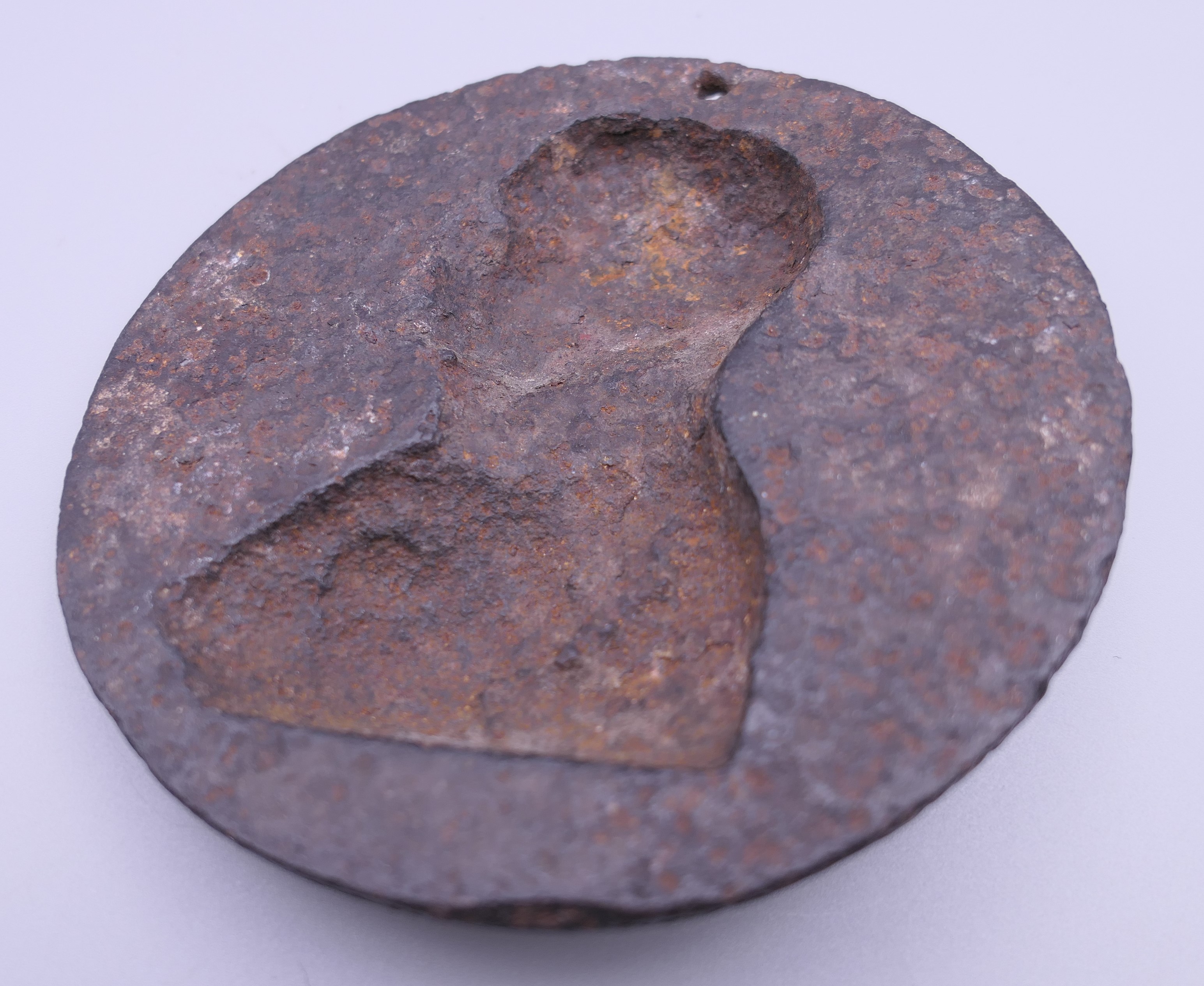An iron Napoleon plaque. 10 cm wide. - Image 3 of 4