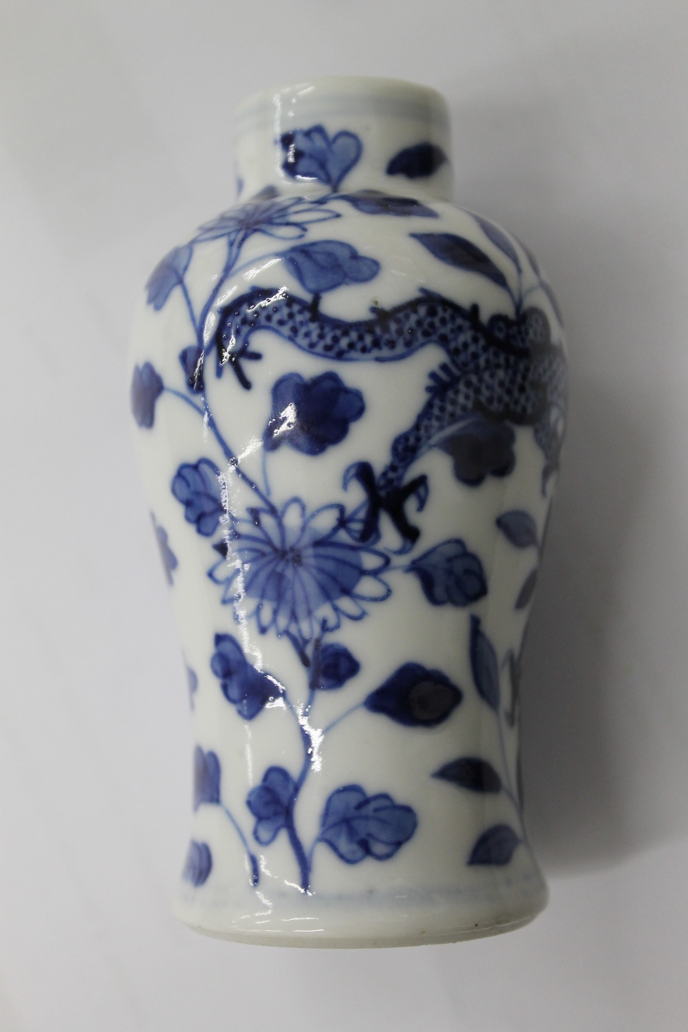 A pair of 19th century Chinese blue and white porcelain vases and covers, decorated with dragons. - Image 11 of 16