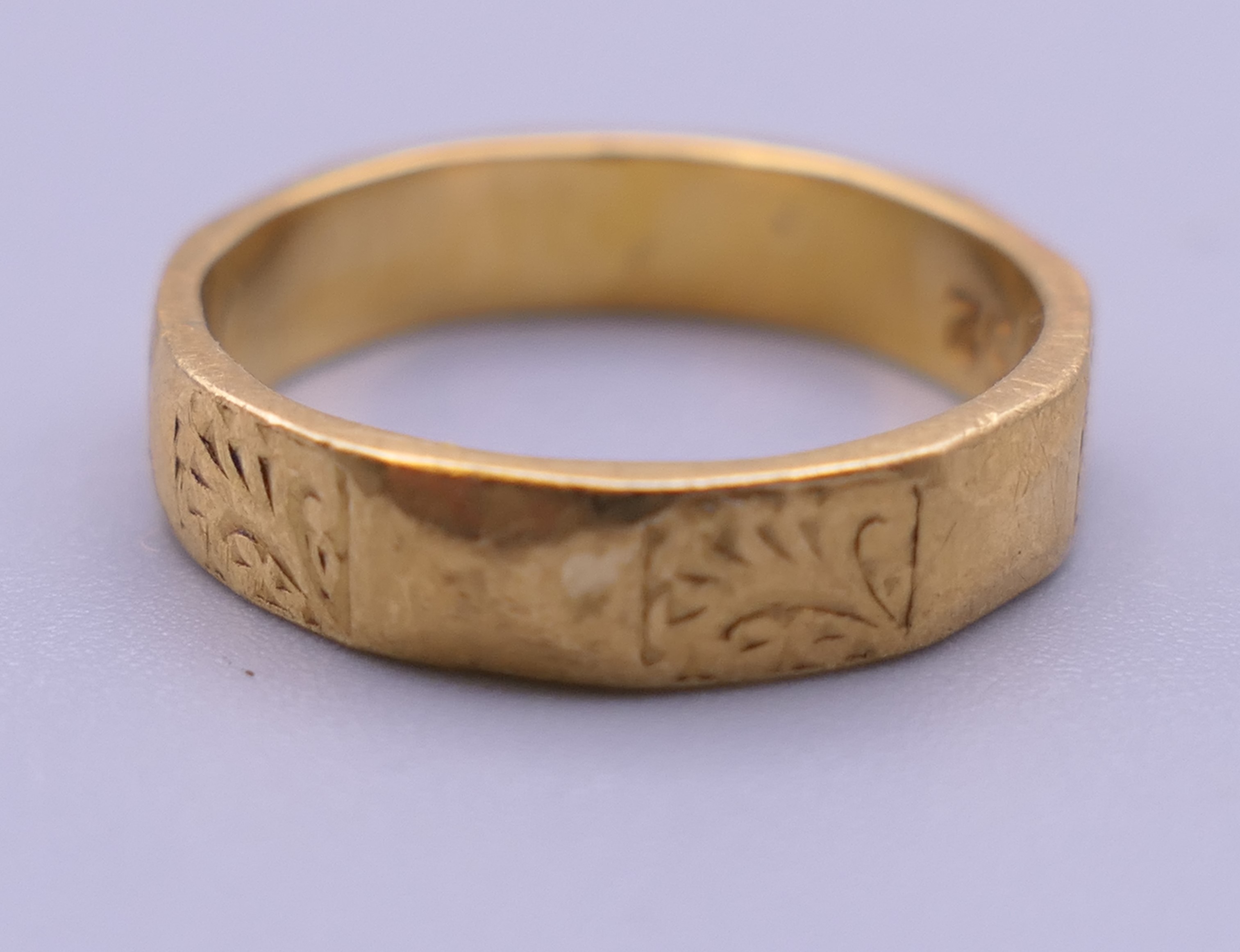 Two 22 ct gold wedding bands. Ring size J and L. 7.7 grammes. - Image 3 of 6