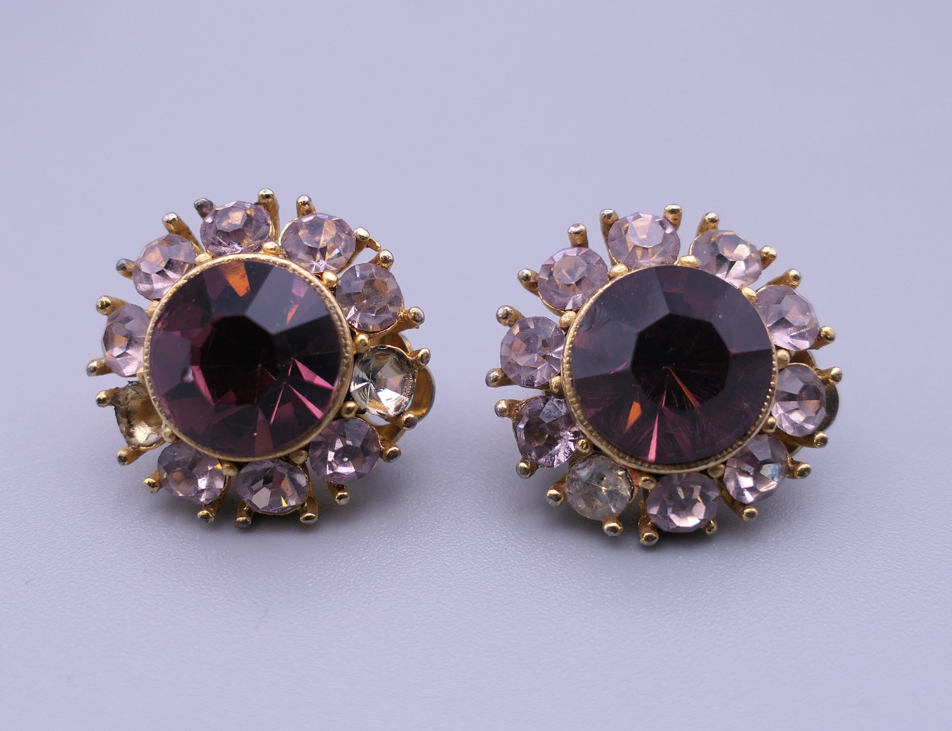 An amethyst set gold ring, together with a dress necklace and a pair of clip on earrings. - Image 6 of 13