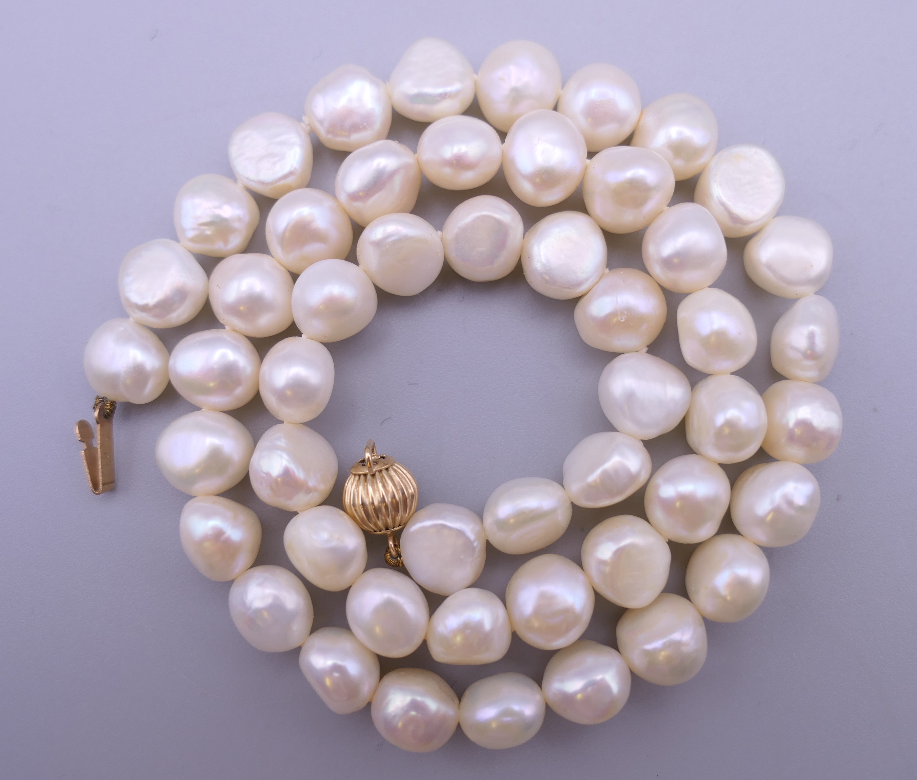 A pearl necklace with a 14 ct gold clasp - Image 3 of 7
