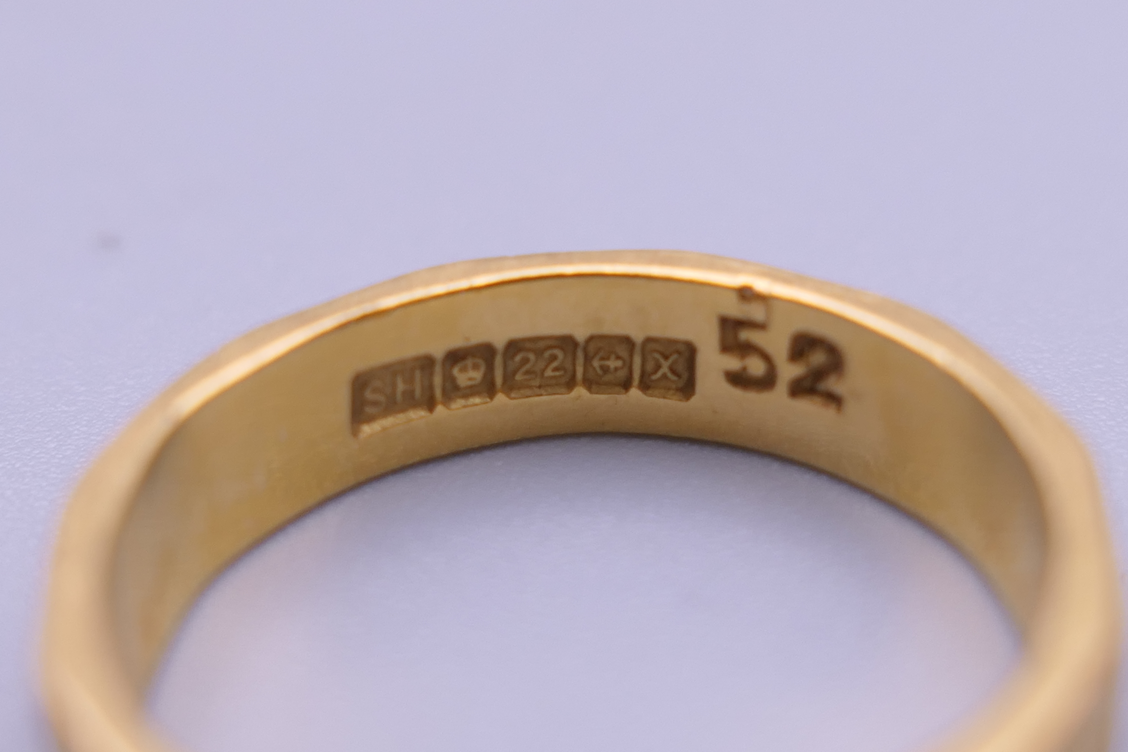 Two 22 ct gold wedding bands. Ring size J and L. 7.7 grammes. - Image 4 of 6