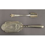 A Georgian silver slice and a silver scoop. The former 30 cm long. 8.3 troy ounces.