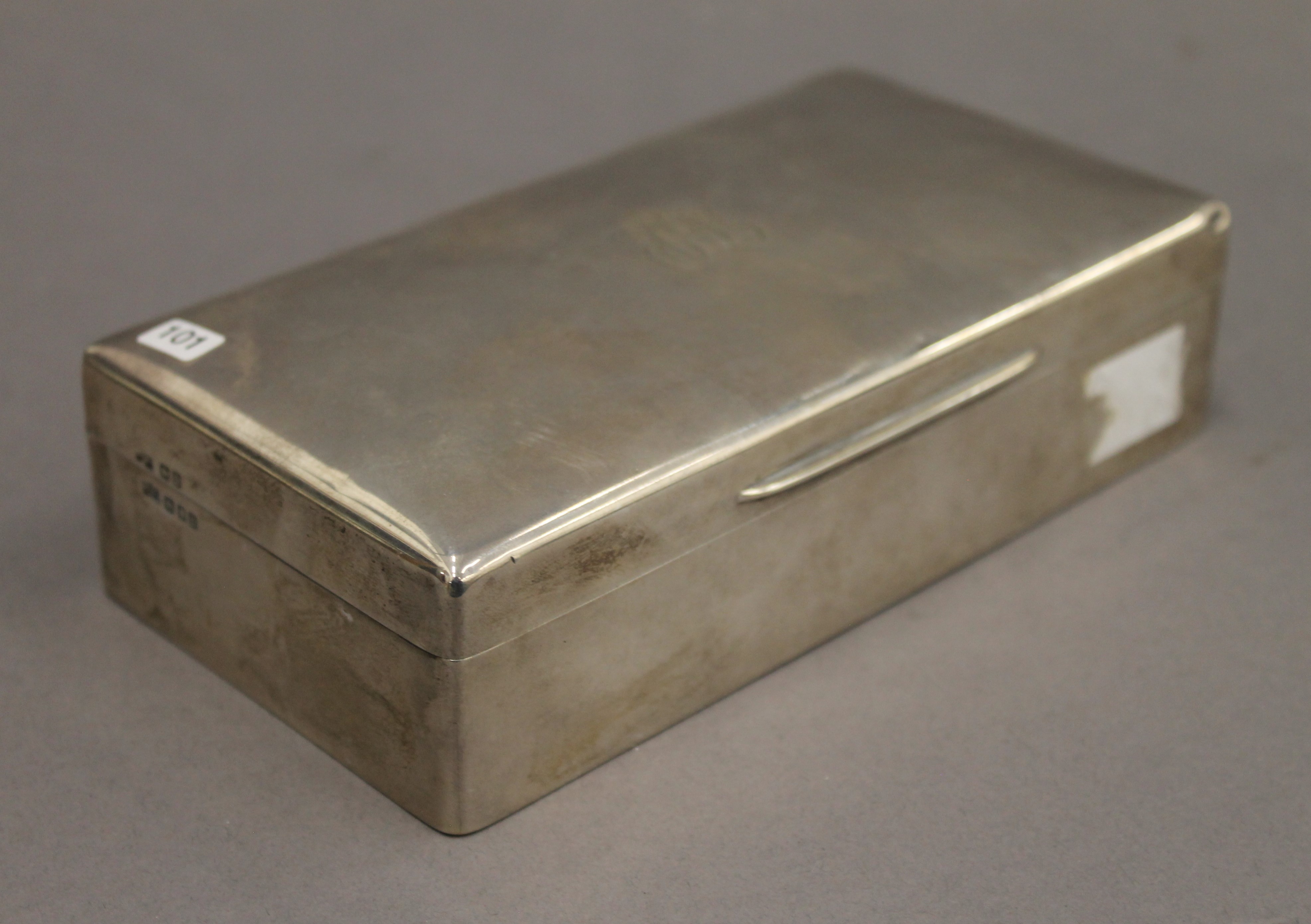 A silver cigarette box. 18 cm wide. 12.2 troy ounces total weight. - Image 2 of 5