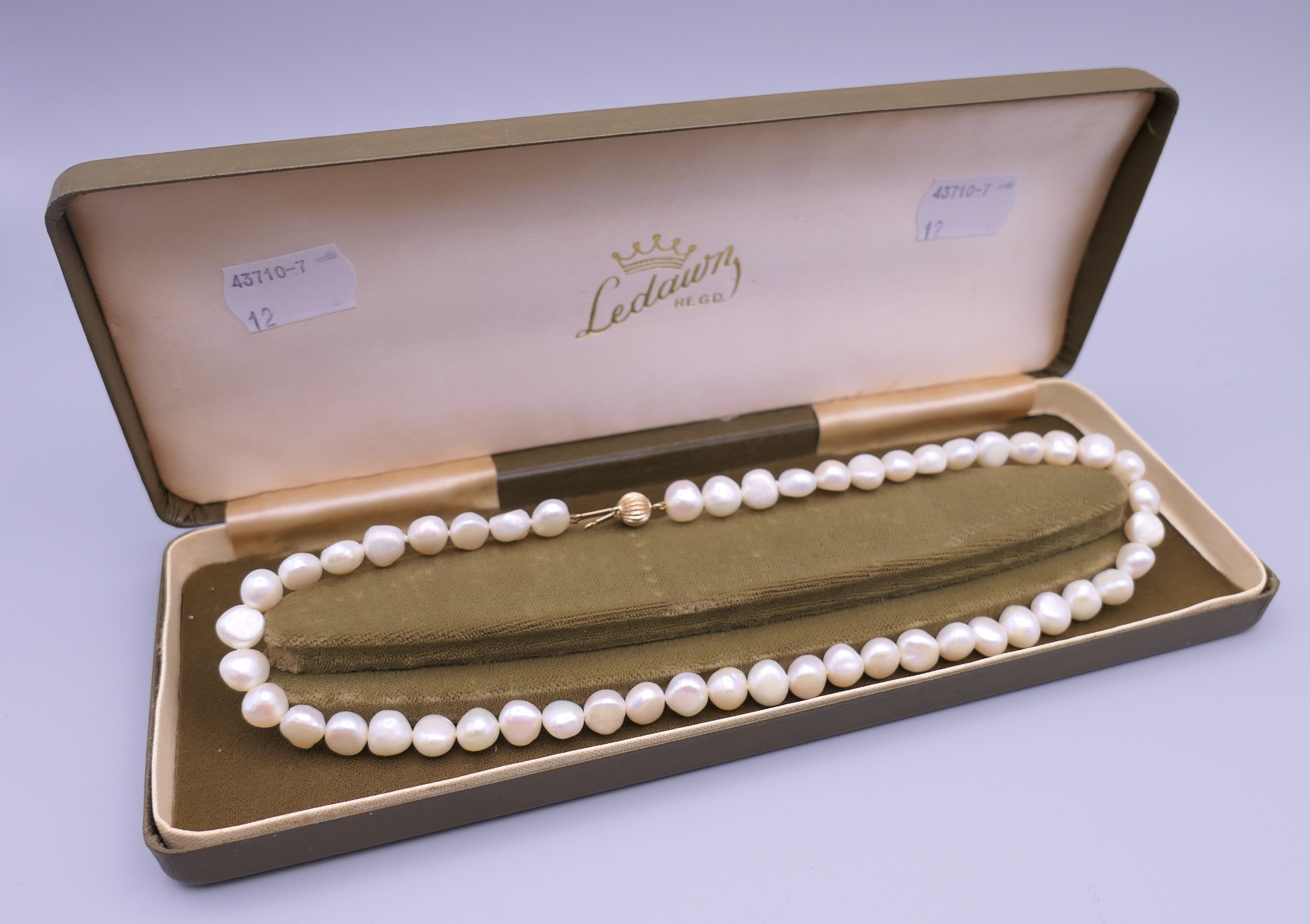 A pearl necklace with a 14 ct gold clasp - Image 2 of 7