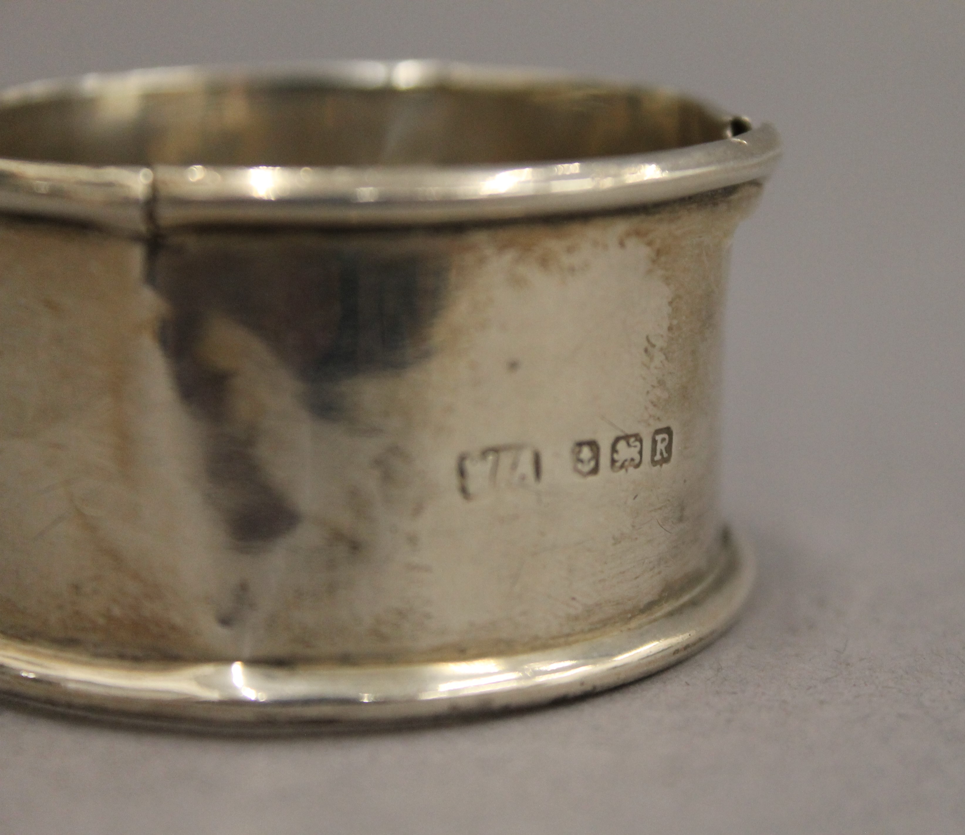 A pair of silver pierced dishes, a napkin ring and two strainers. The former 10 cm wide. 3. - Image 14 of 14