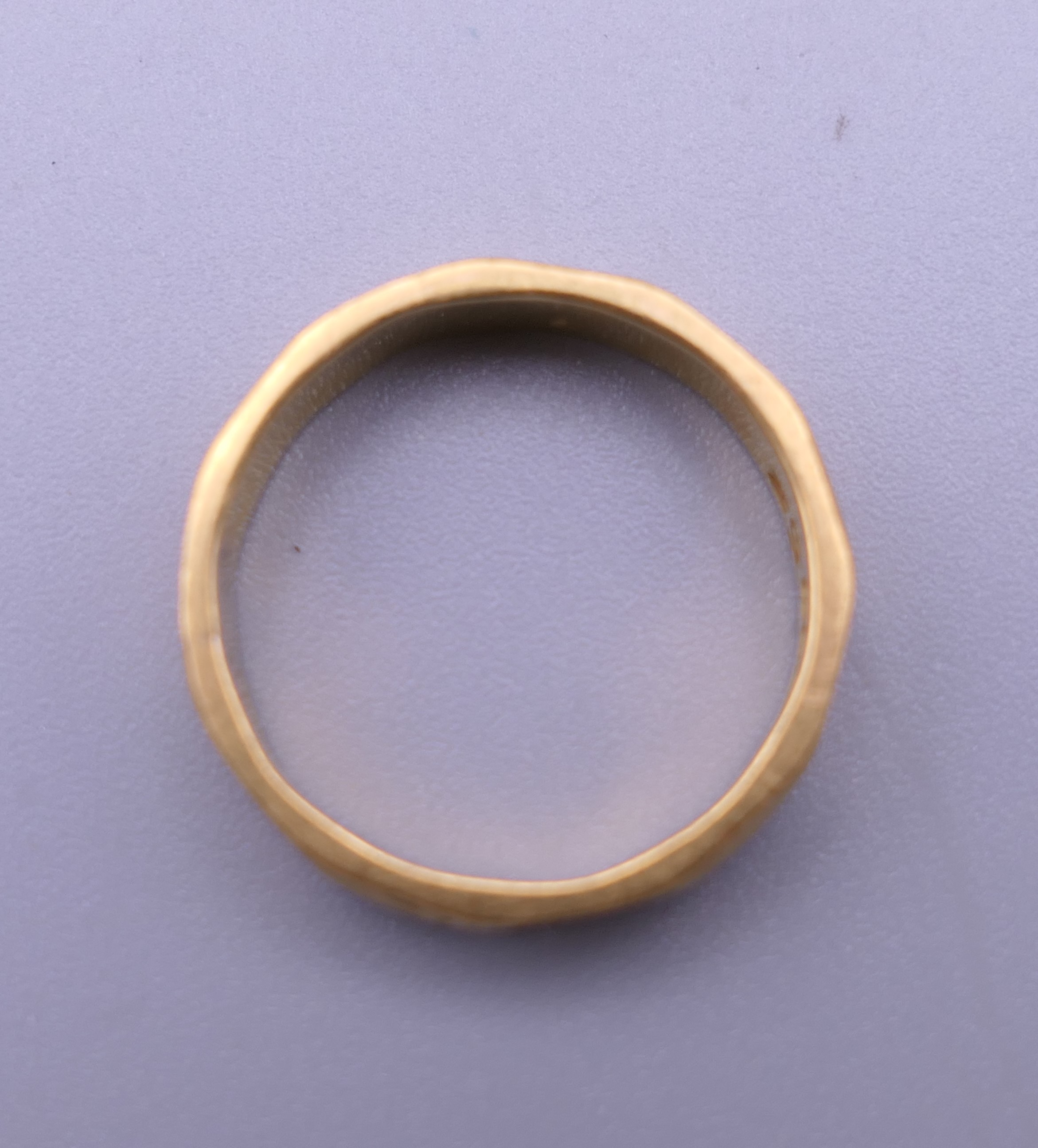 Two 22 ct gold wedding bands. Ring size J and L. 7.7 grammes. - Image 2 of 6