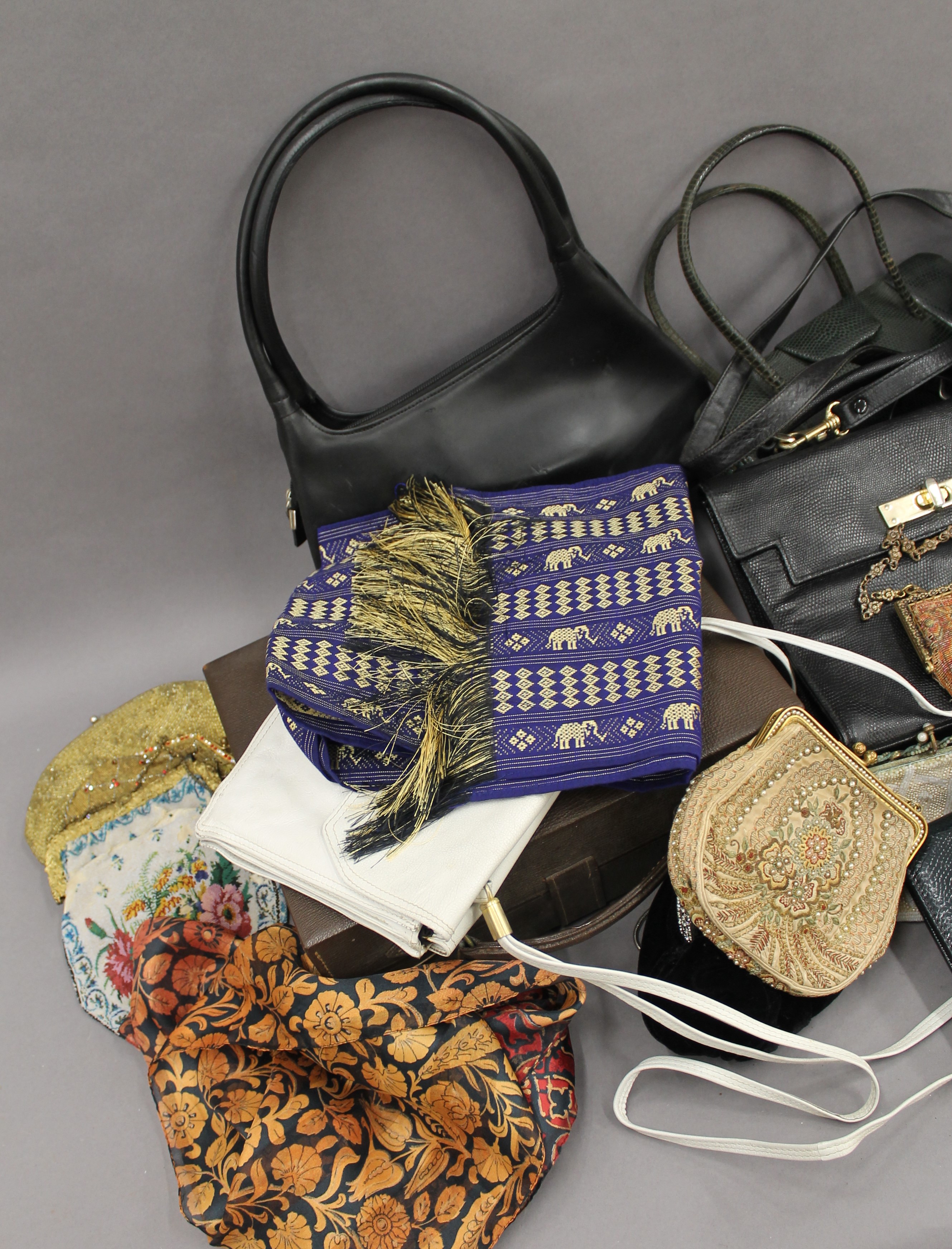 A quantity of vintage handbags and a vintage hat. - Image 2 of 7