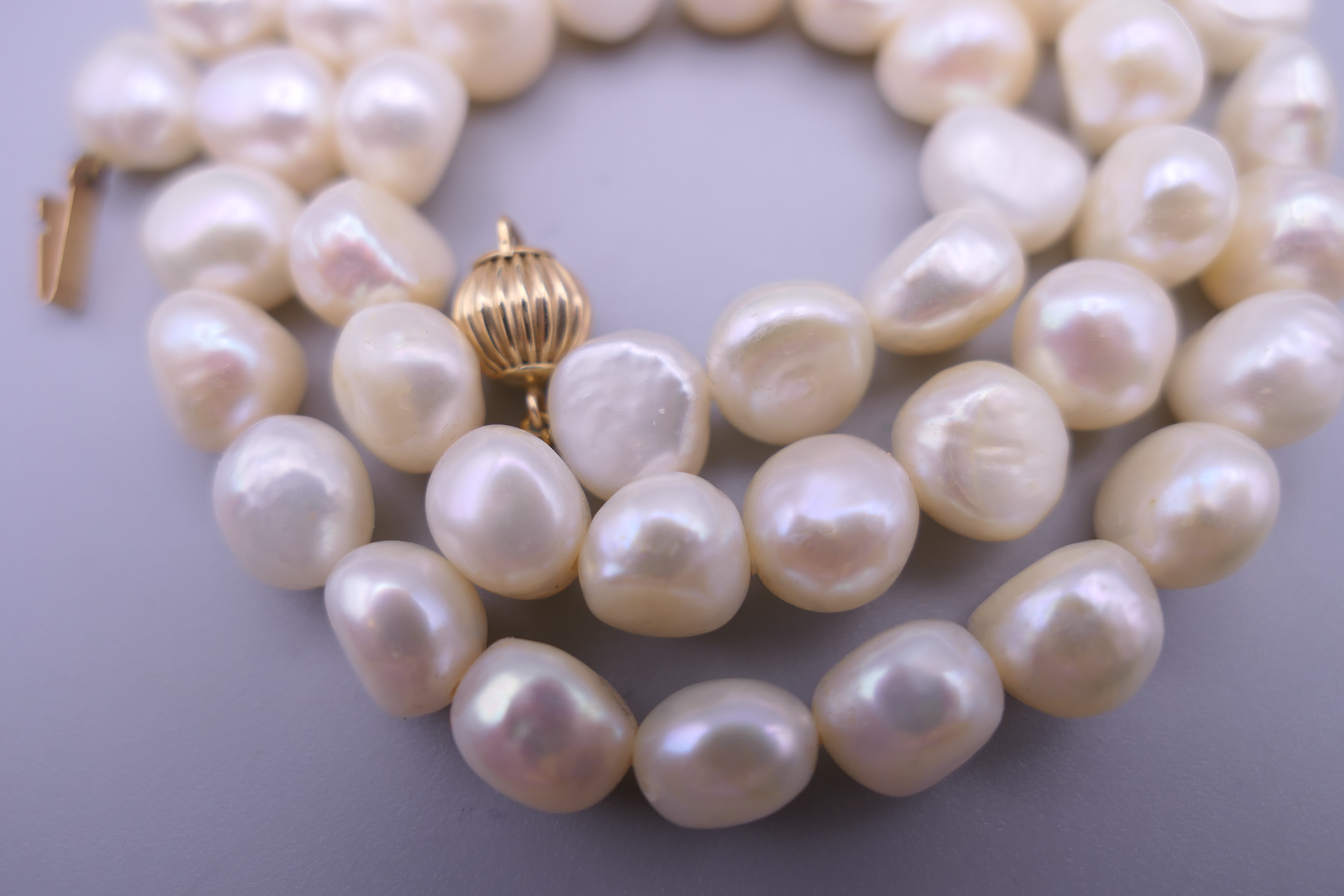 A pearl necklace with a 14 ct gold clasp - Image 4 of 7