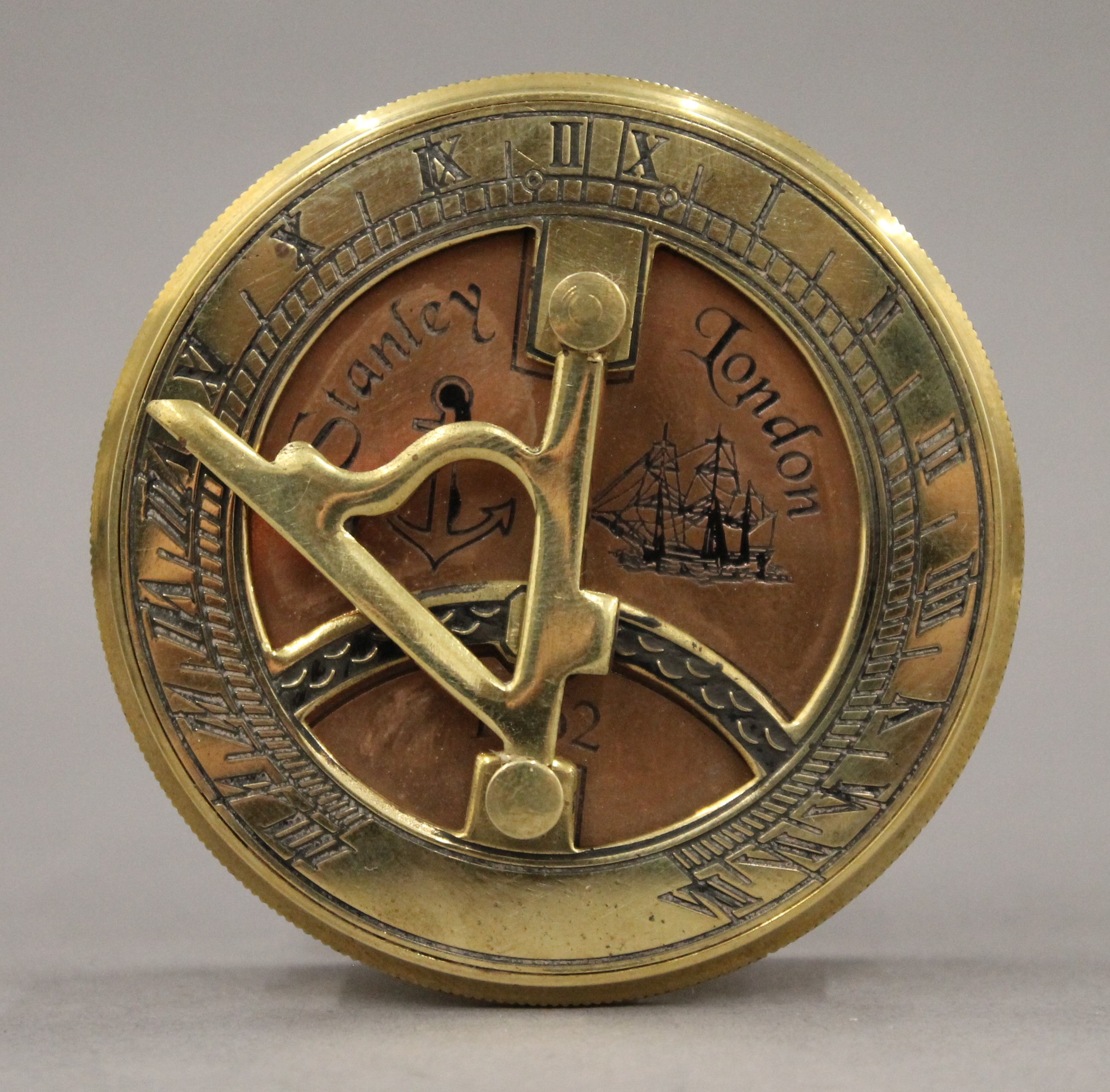 A brass and copper sundial compass. 6.5 cm diameter. - Image 2 of 4