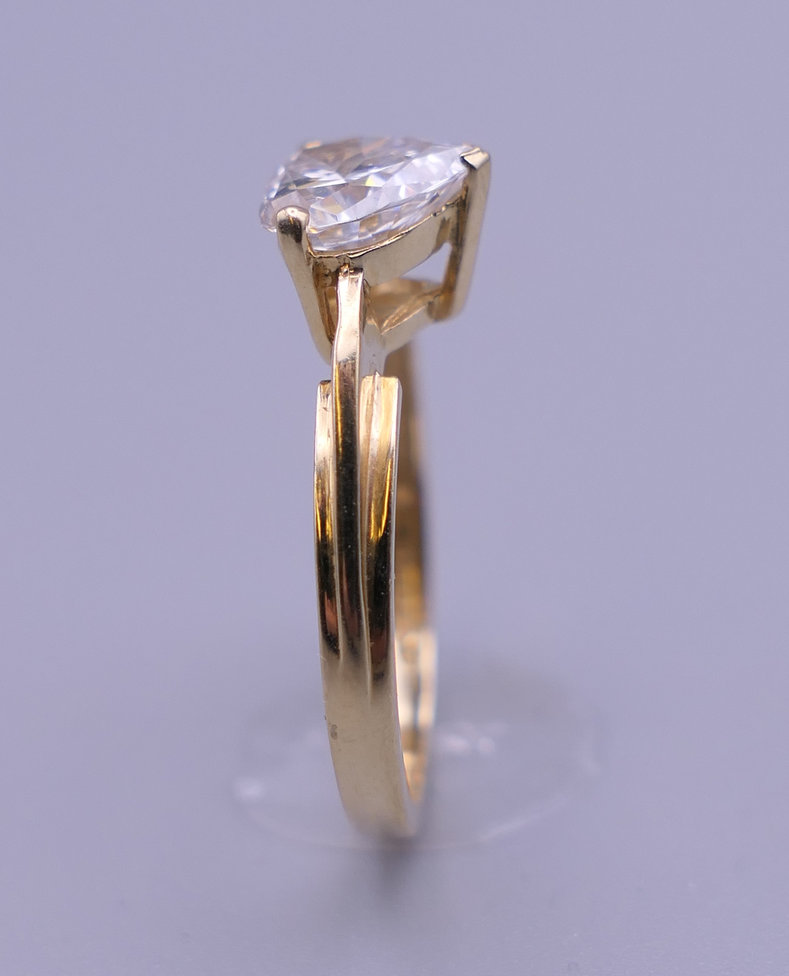 A 14 ct gold cubic zirconia ring. Ring size M. 2.3 grammes total weight. - Image 4 of 7