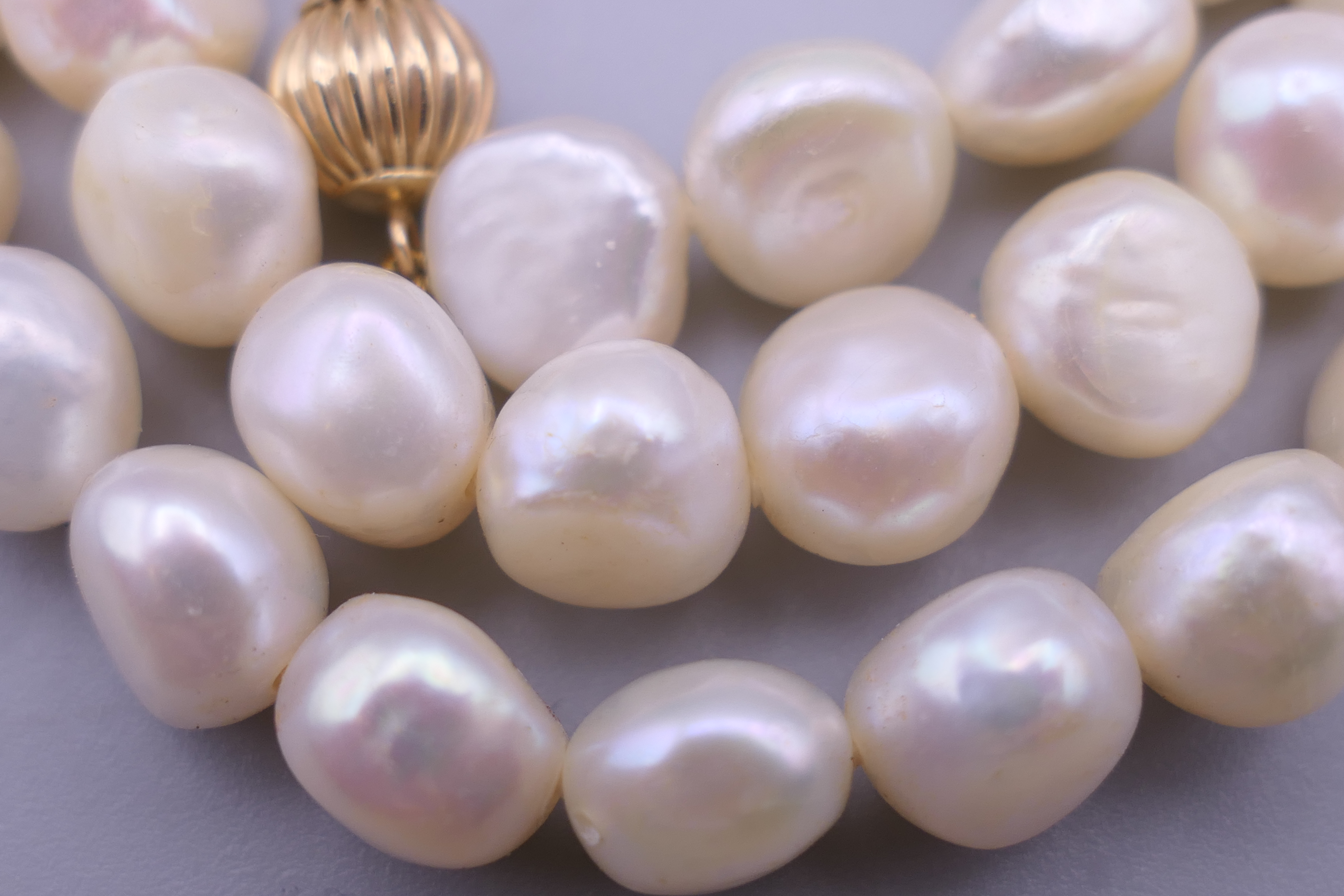 A pearl necklace with a 14 ct gold clasp - Image 5 of 7