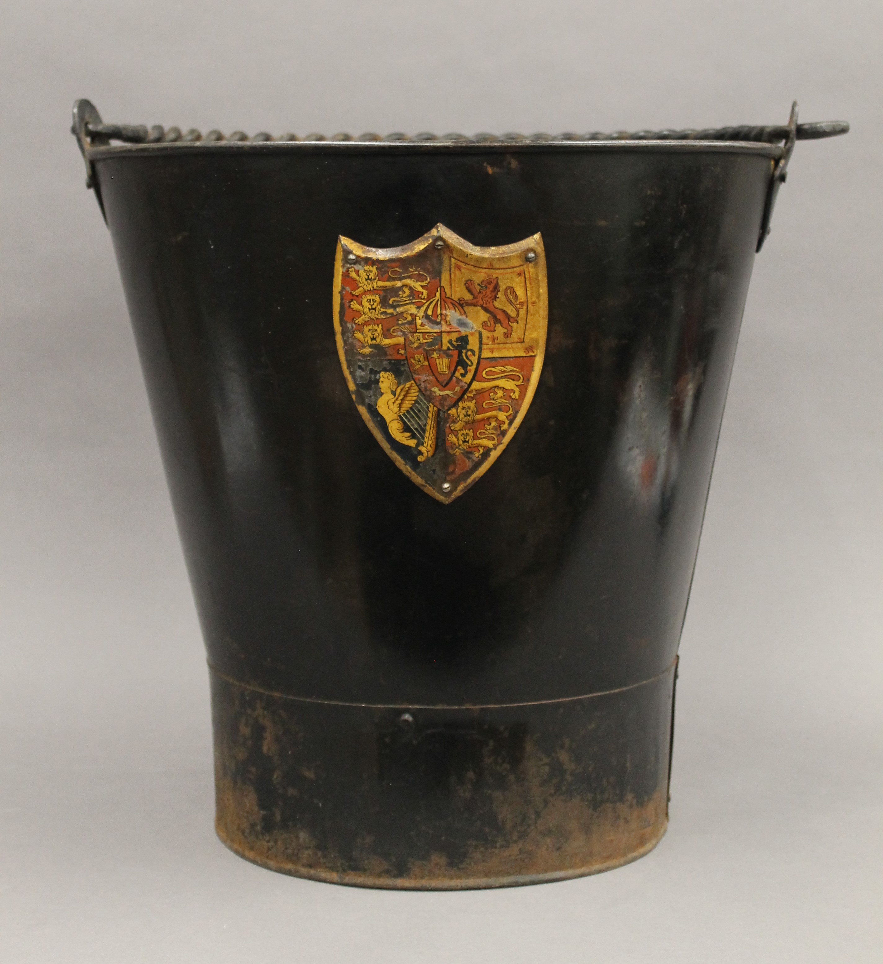 A county house toleware bucket with applied coat of arms. 40 cm high. - Image 2 of 5