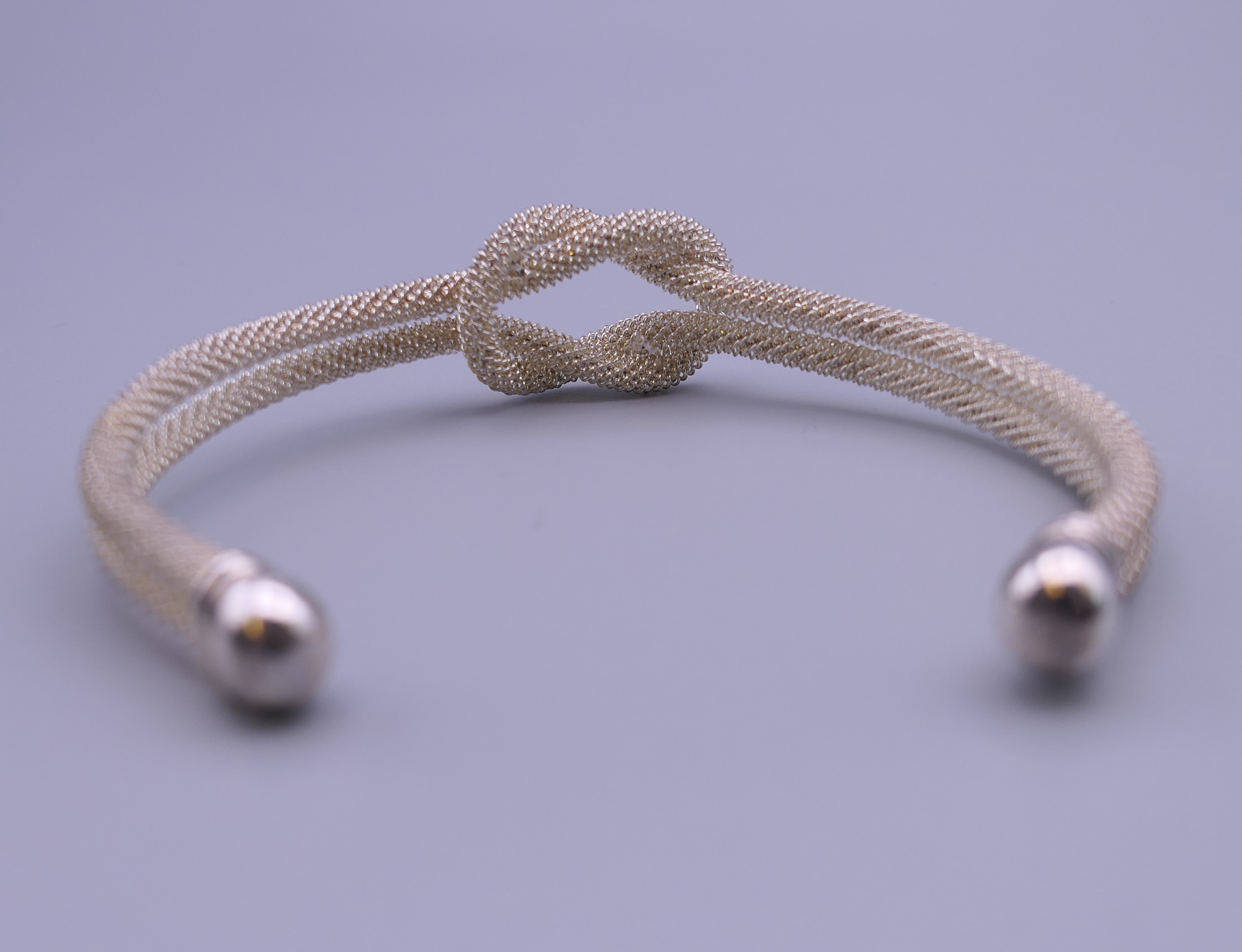 A 925 silver torque knot bracelet. 7.5 cm wide. - Image 3 of 5