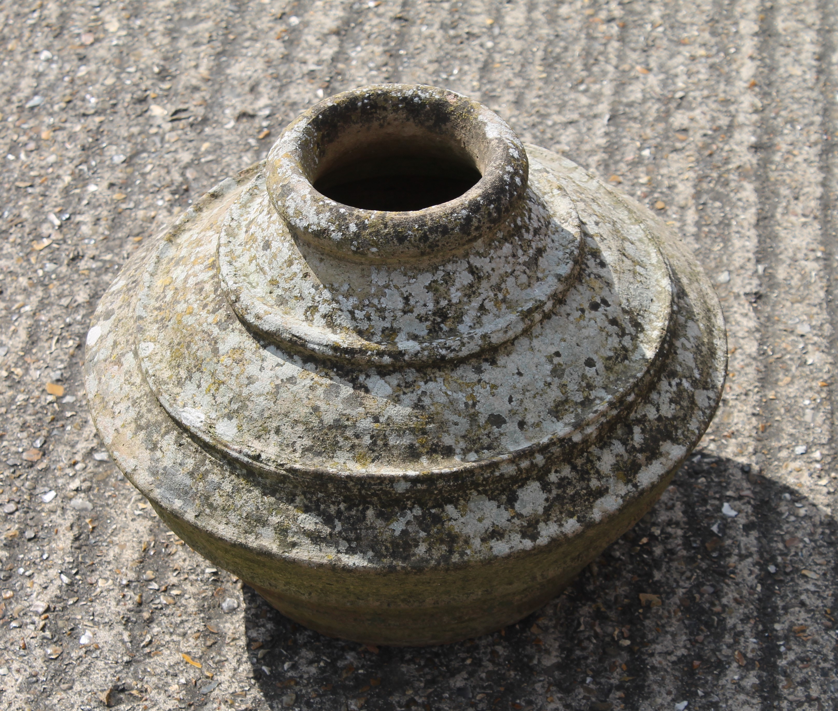 An early ceramic urn and a chimney pot. - Image 3 of 3