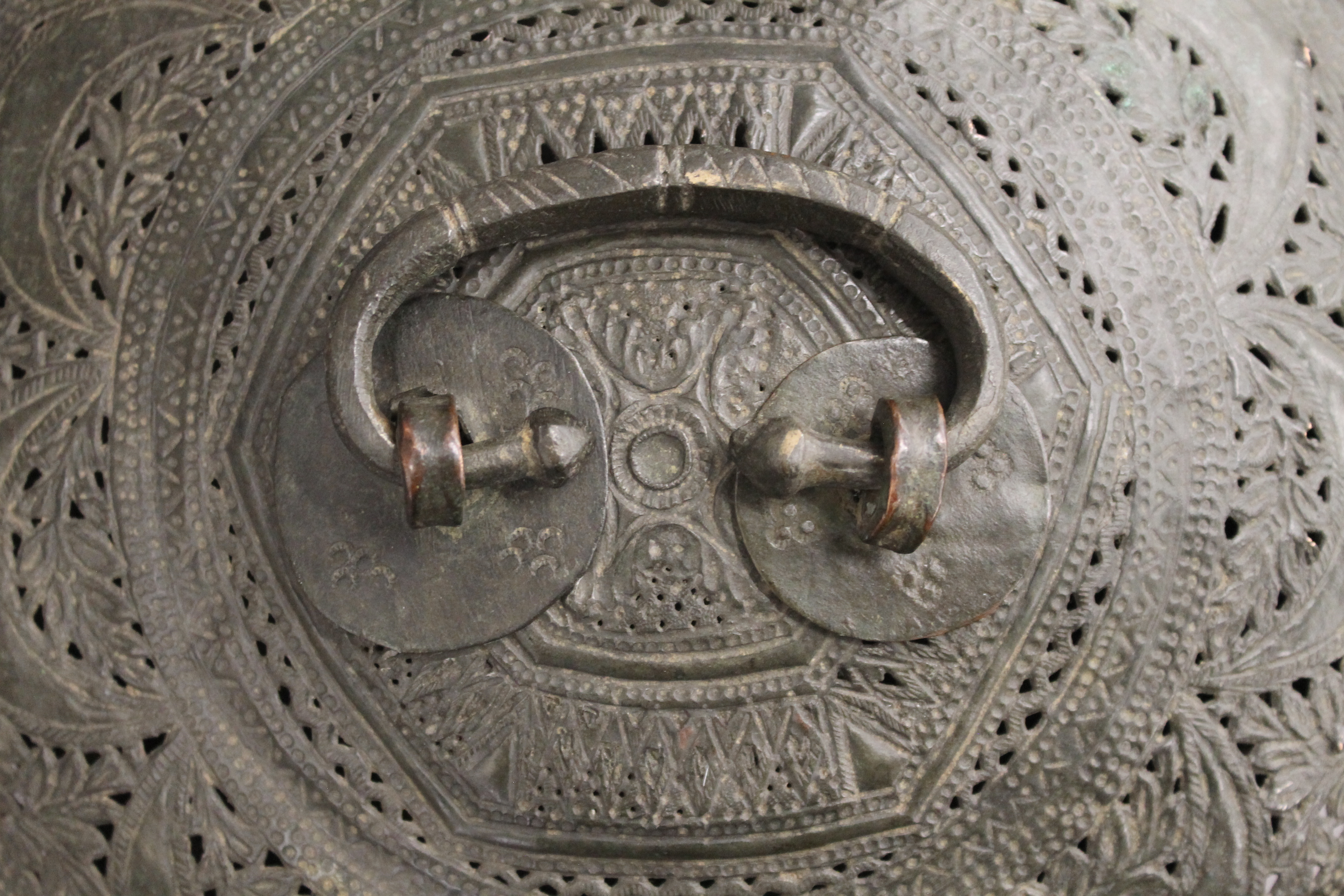An Indian bronze lidded food box. 28.5 cm diameter. - Image 5 of 5