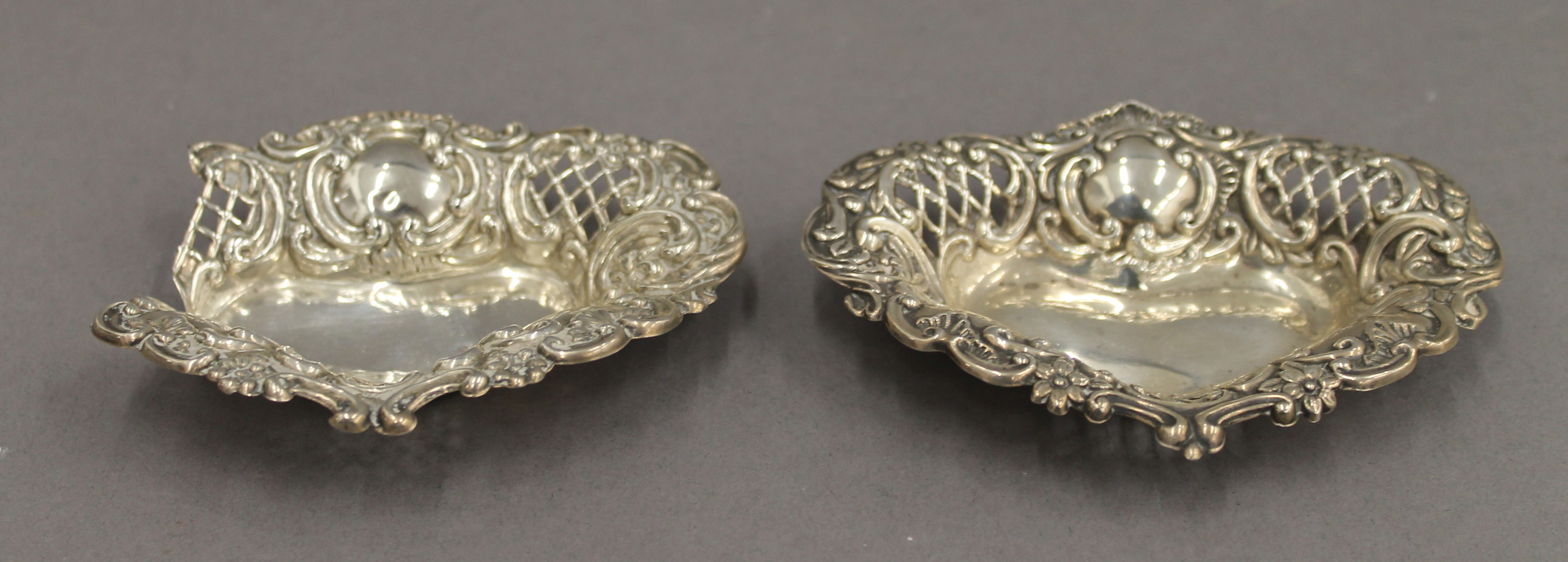 A pair of silver pierced dishes, a napkin ring and two strainers. The former 10 cm wide. 3. - Image 2 of 14