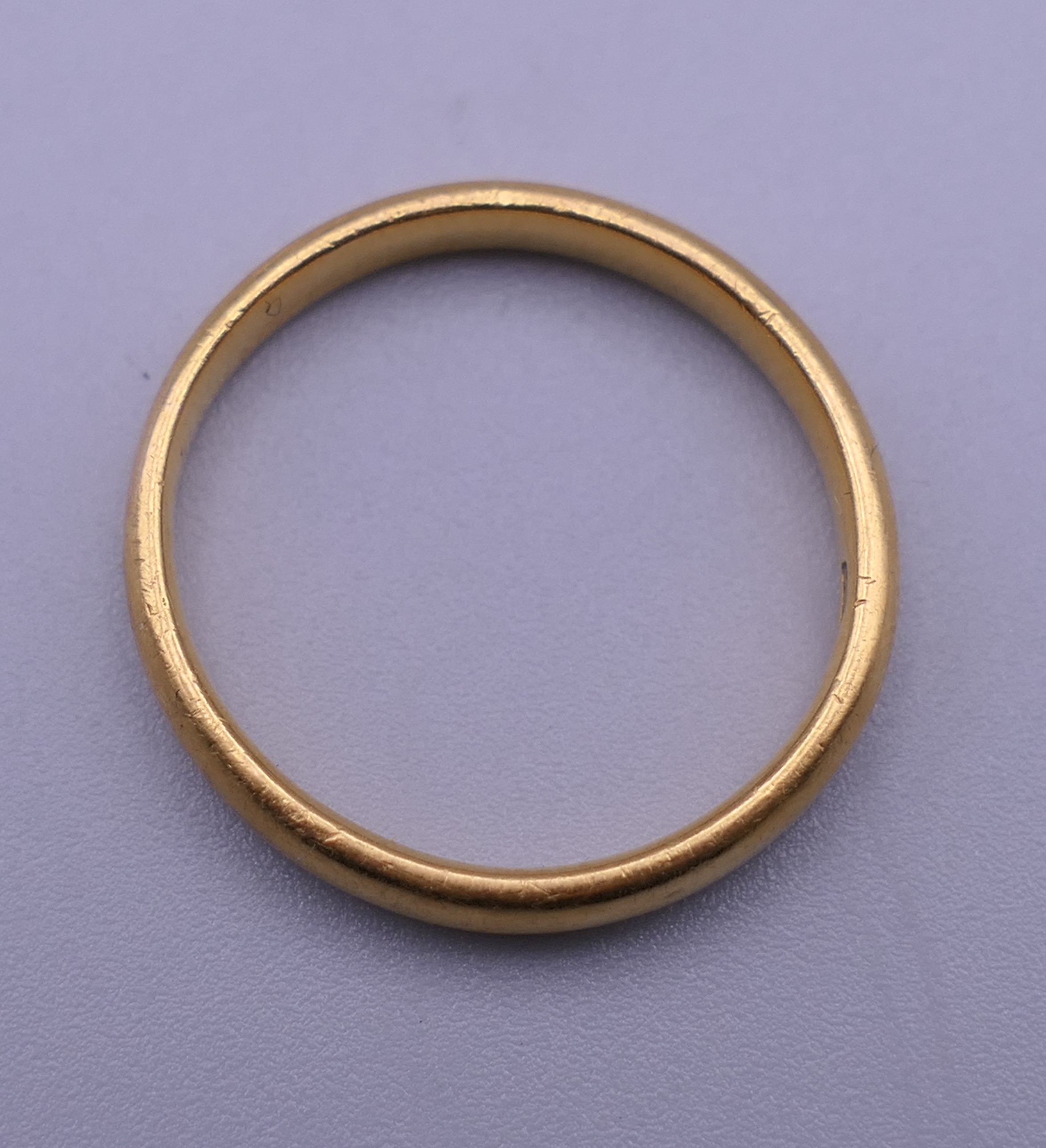 Two 22 ct gold wedding bands. Ring size J and L. 7.7 grammes. - Image 5 of 6