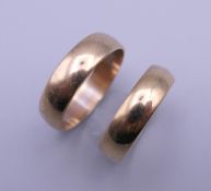 Two 9 ct gold wedding bands. Ring sizes I/J and P/Q. 7.8 grammes.