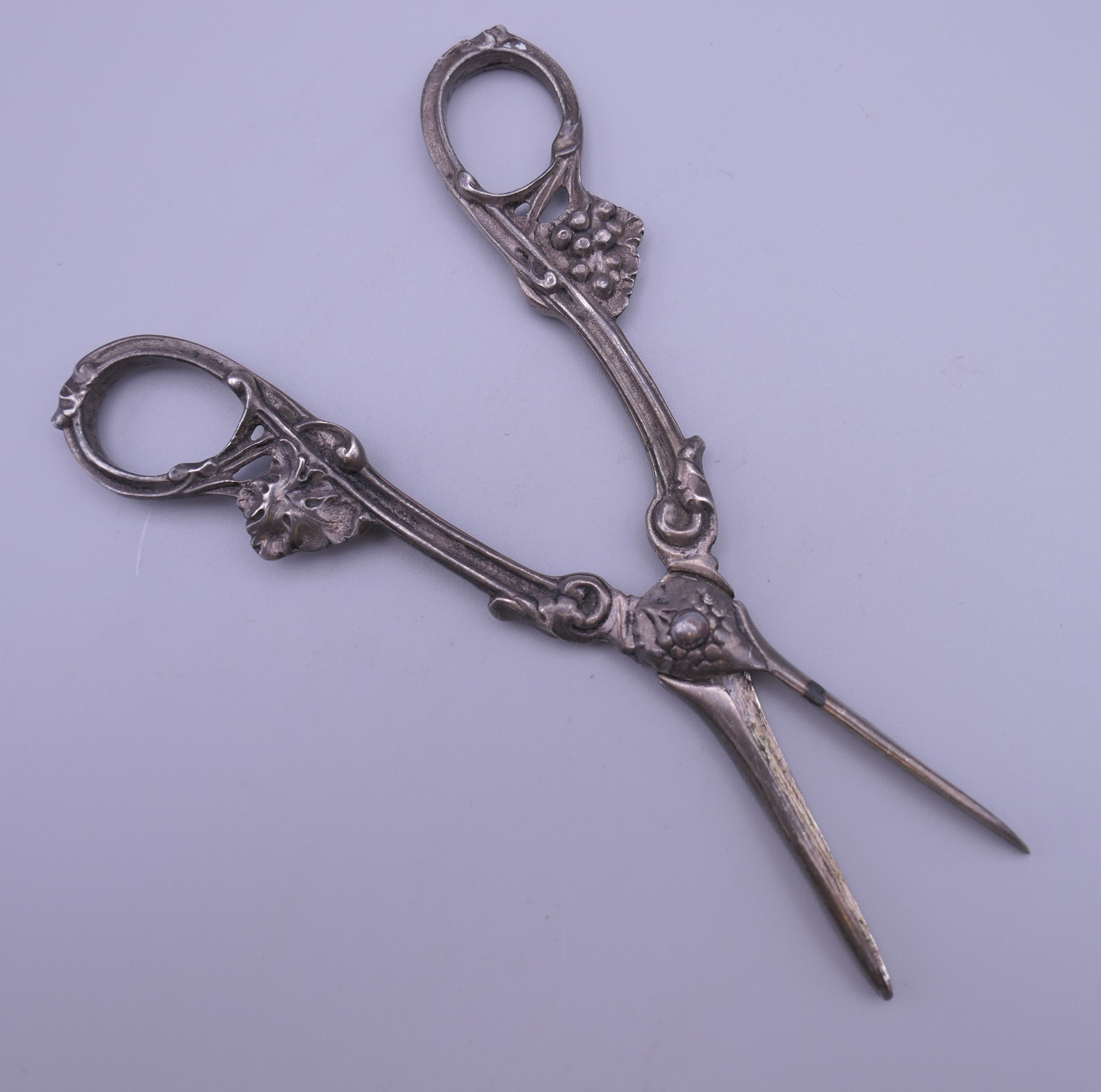 A pair of sterling silver grape scissors. 15.5 cm long. - Image 3 of 4