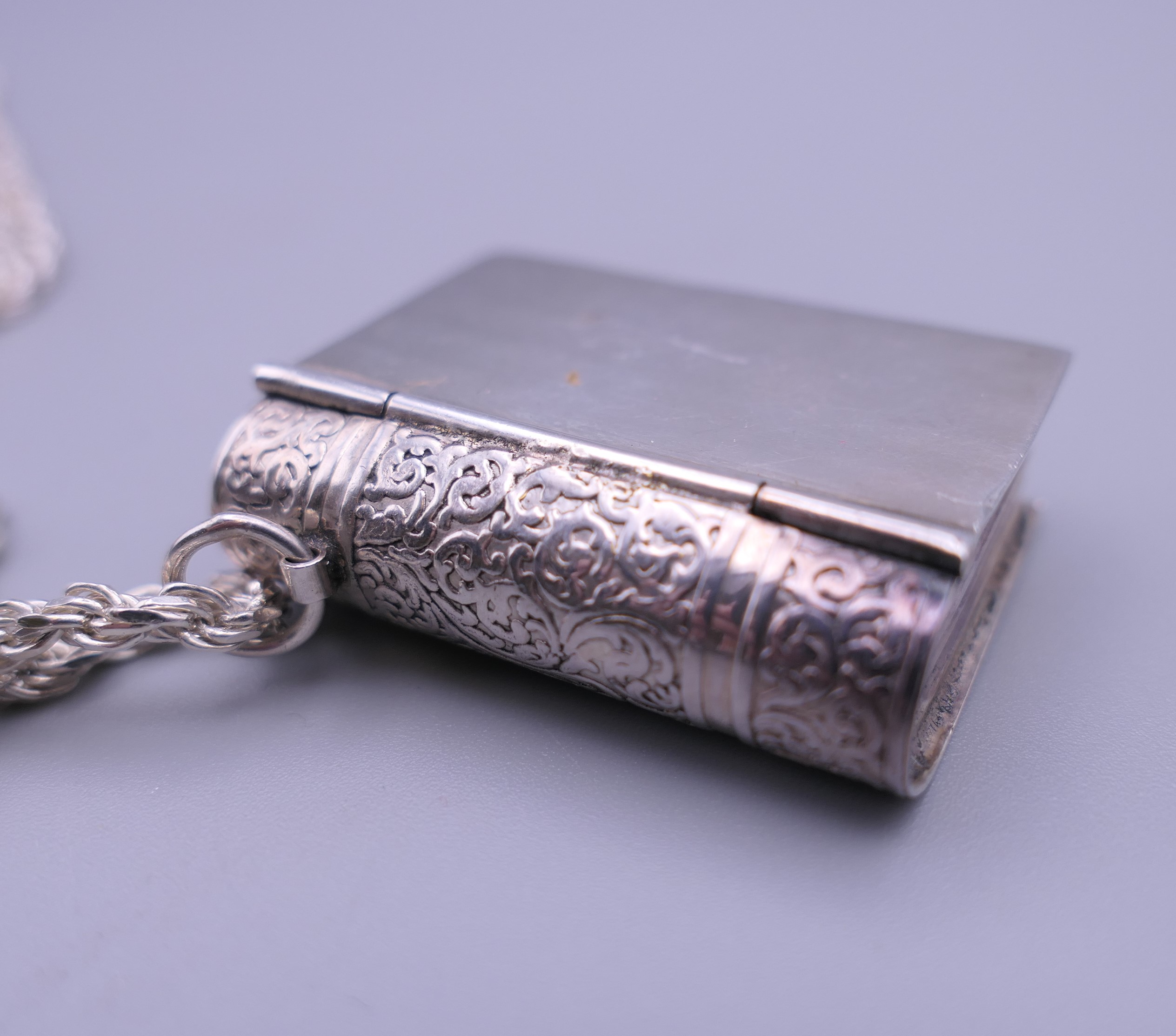 A book form pendant on chain. The pendant 3.5 cm high. - Image 4 of 6