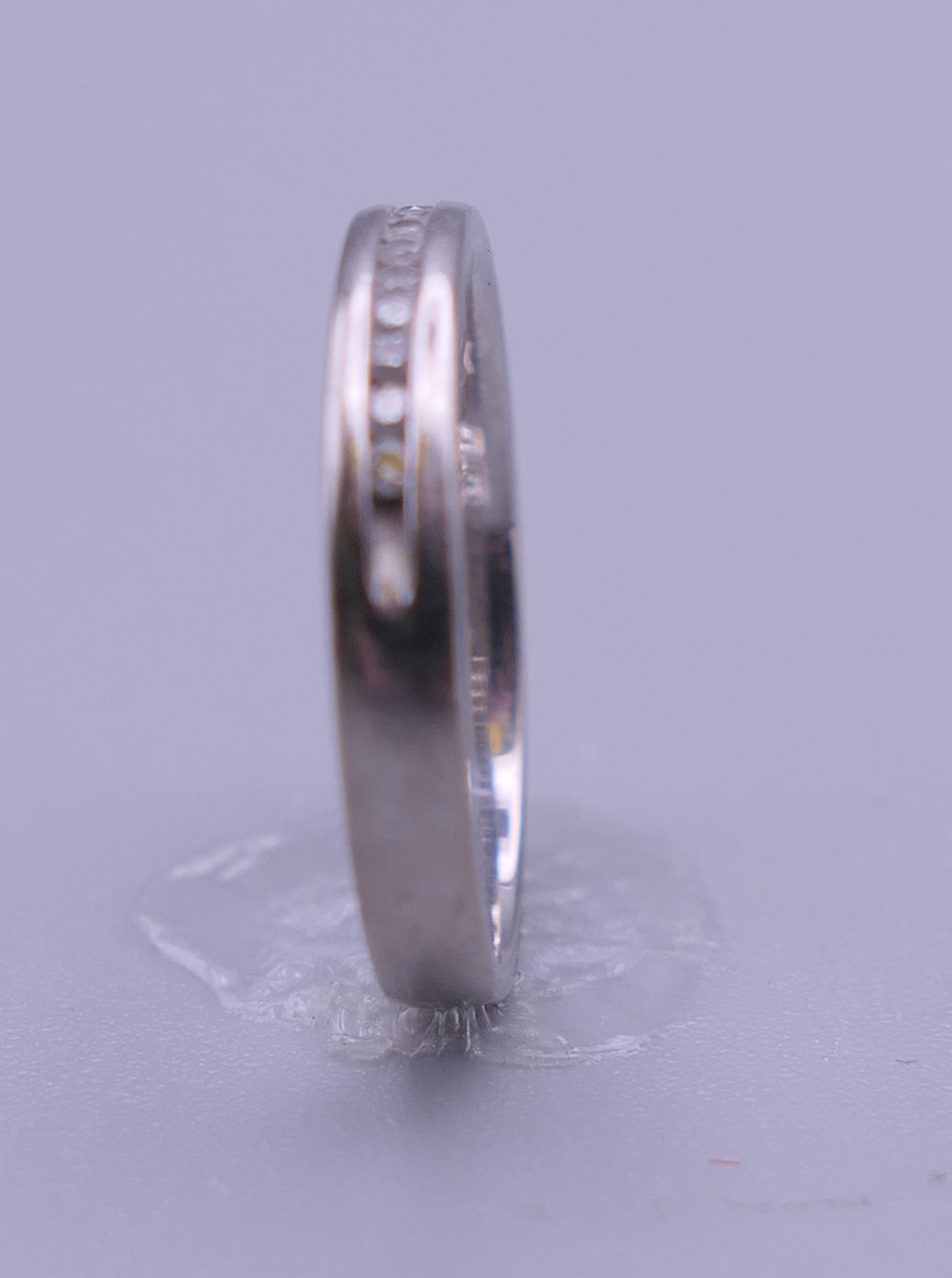 An 18 ct gold and diamond half hoop eternity ring. Ring size H/I. 1.8 grammes total weight. - Image 7 of 7