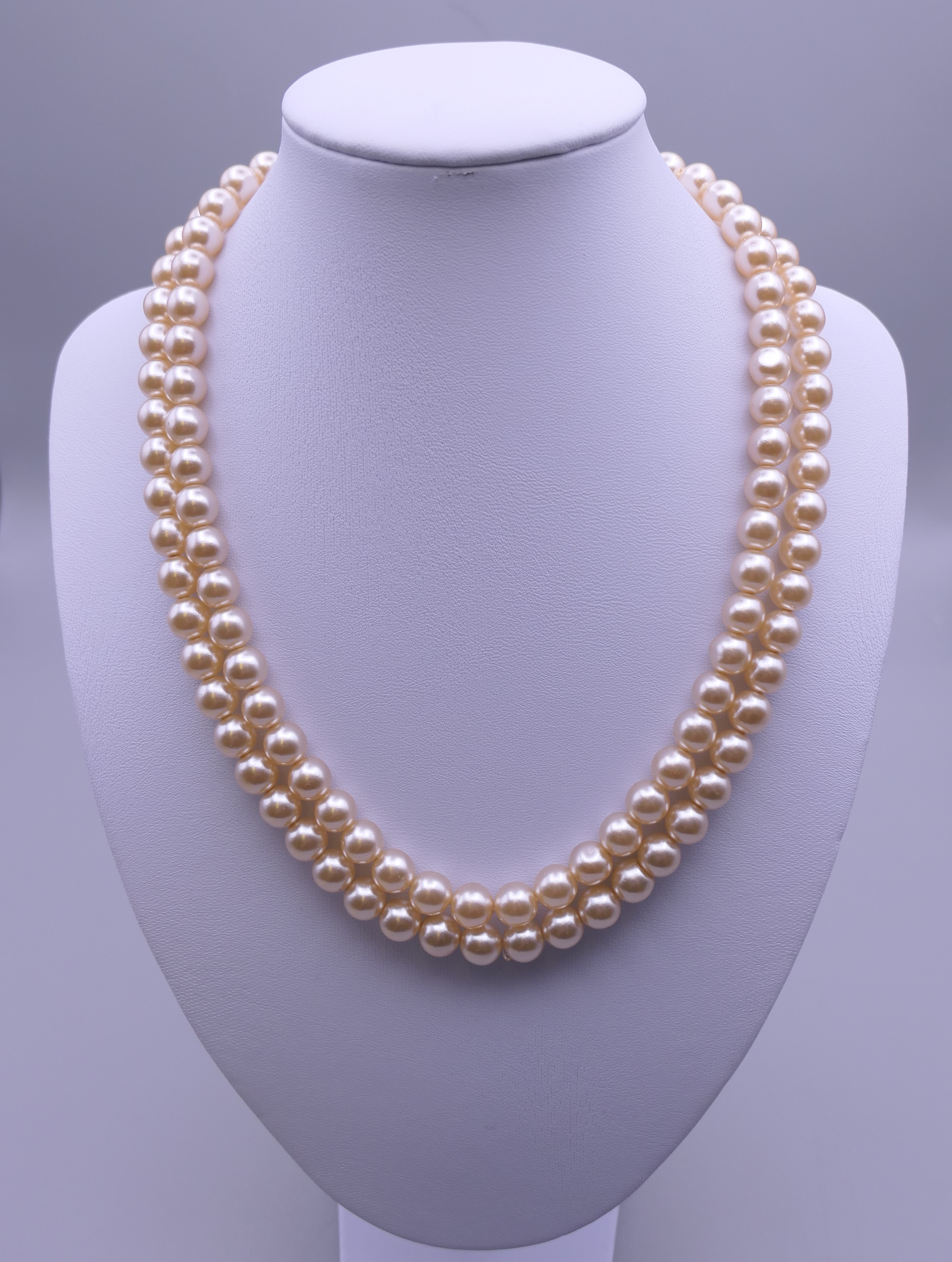 A two strand pearl necklace and a four strand pearl necklace. Each 47 cm long. - Image 2 of 9