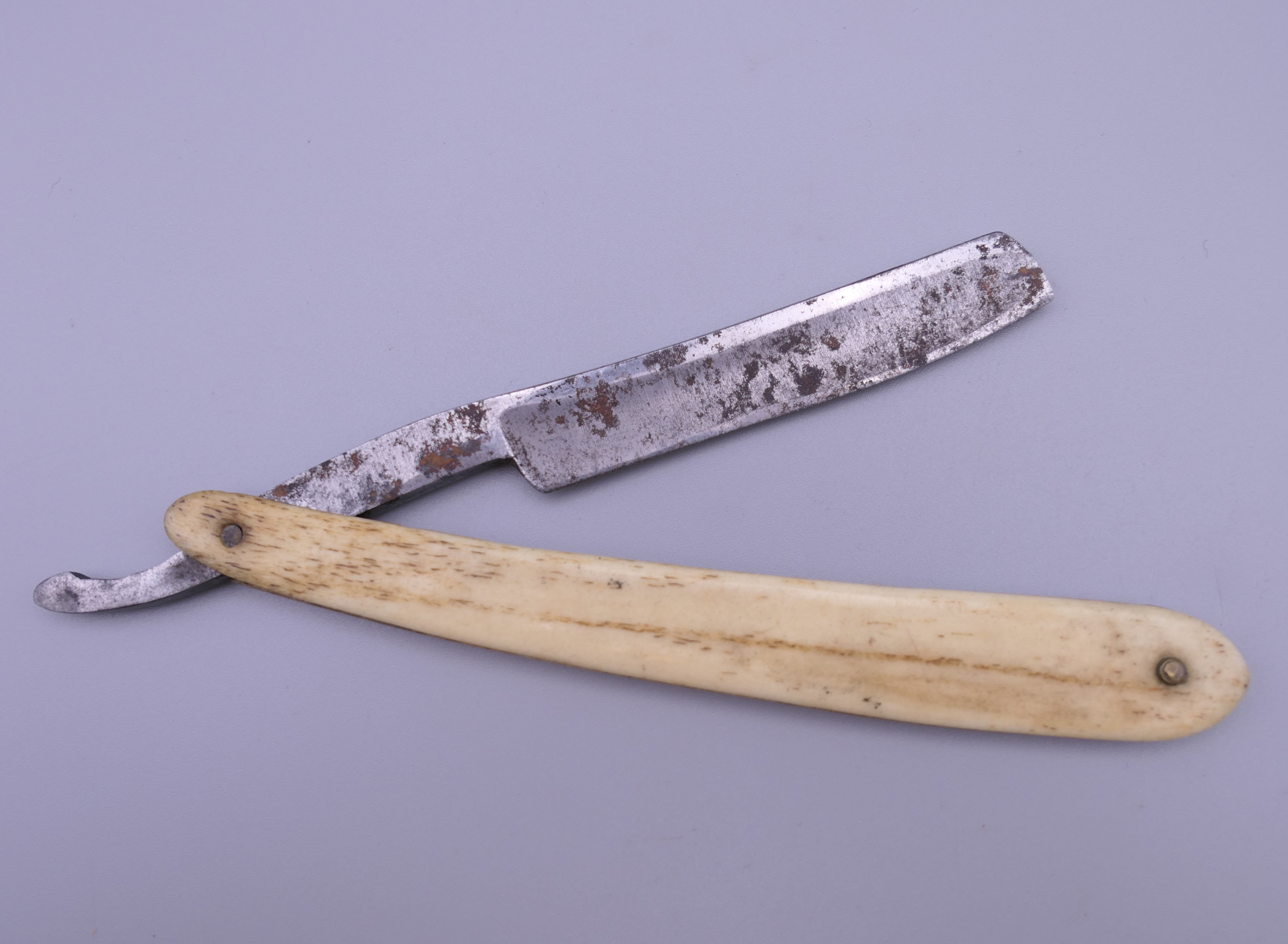 A cut throat razor with scrimshaw decoration. 16 cm long closed. - Image 2 of 6