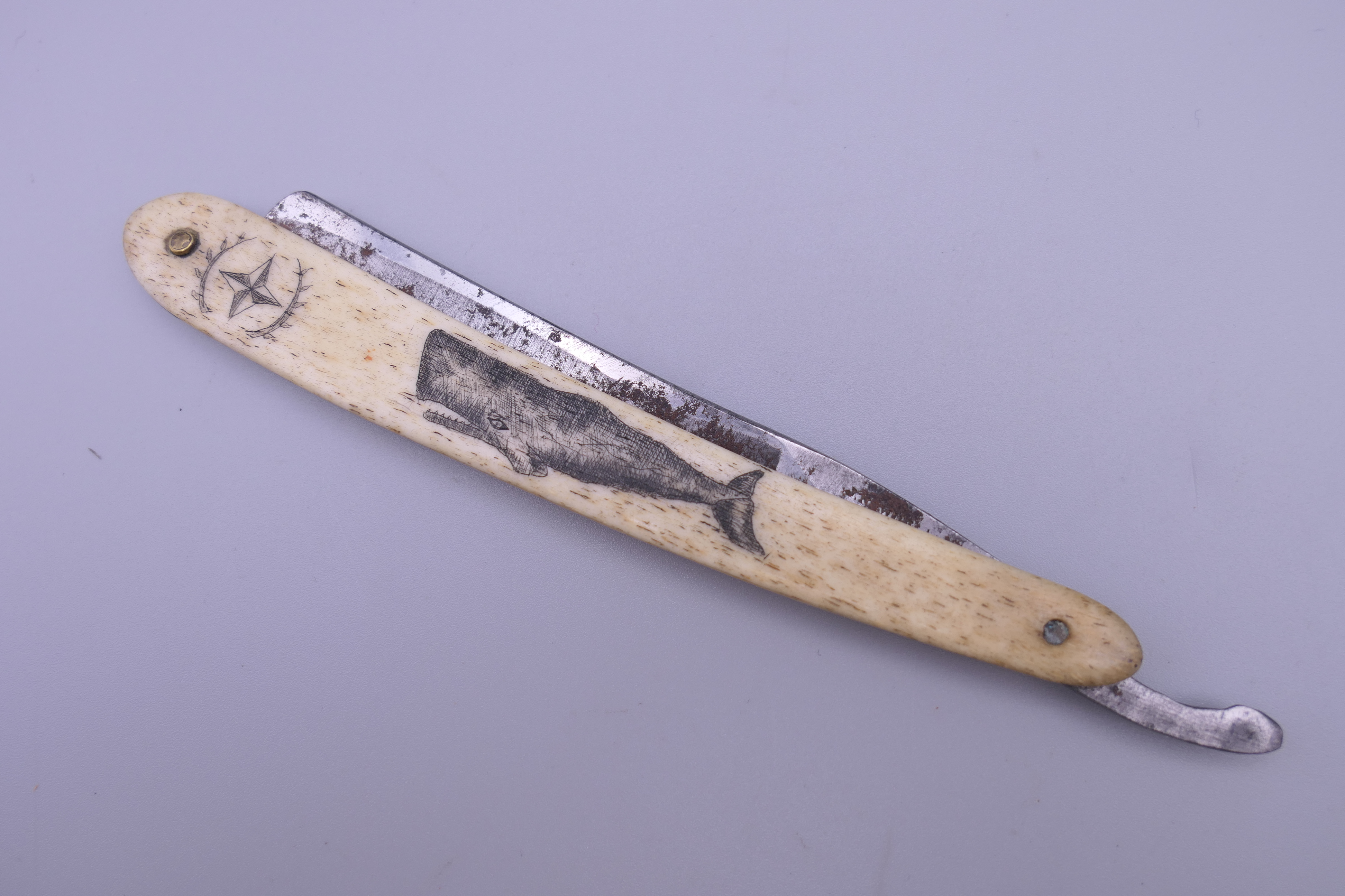 A cut throat razor with scrimshaw decoration. 16 cm long closed. - Image 3 of 6