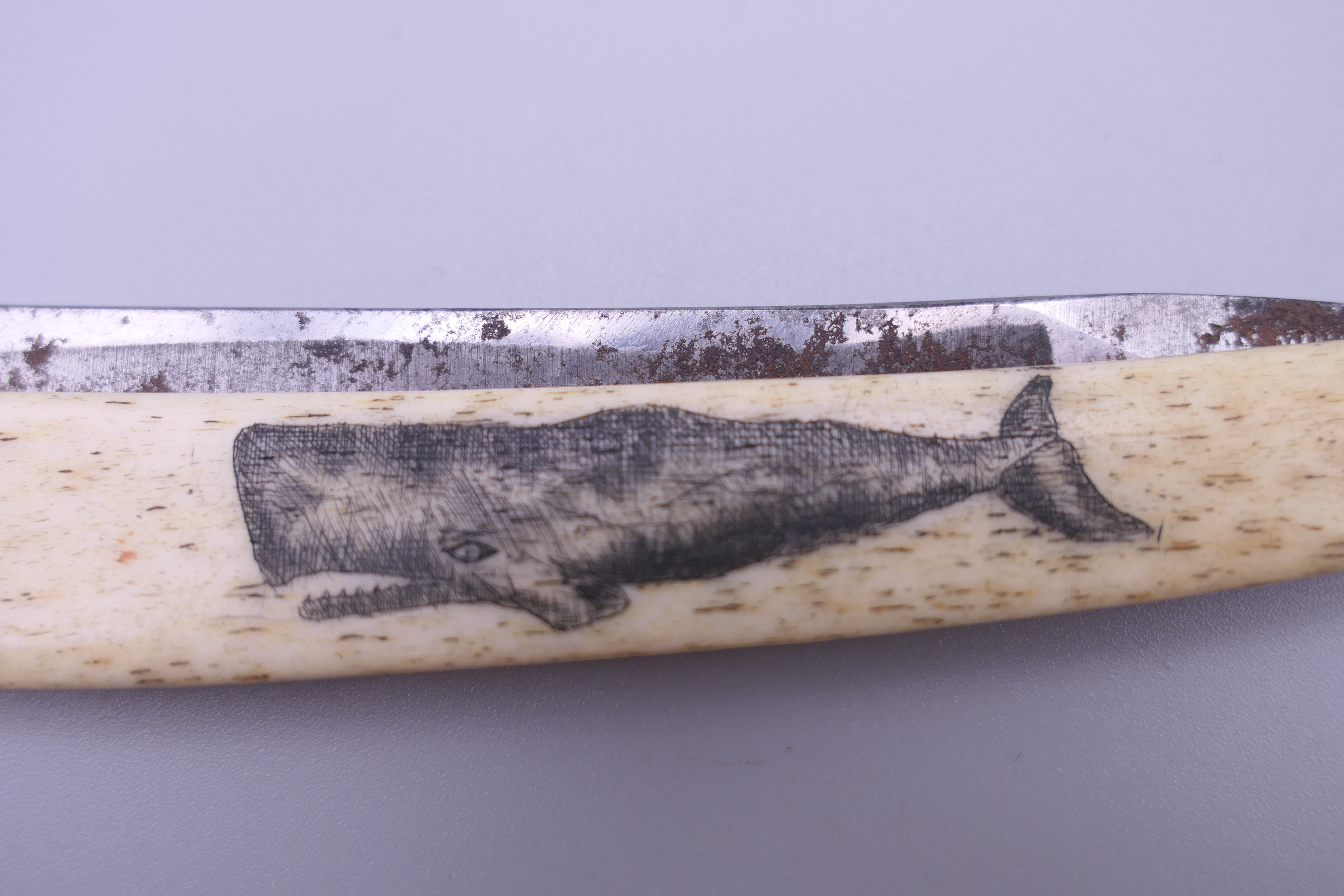 A cut throat razor with scrimshaw decoration. 16 cm long closed. - Image 4 of 6