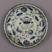 A Chinese porcelain blue and white dish. 21 cm diameter.