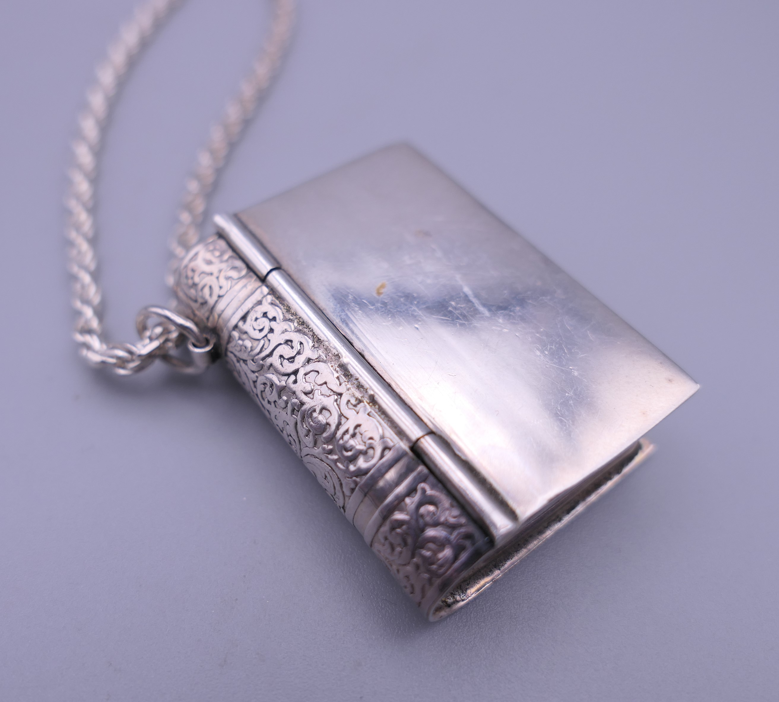 A book form pendant on chain. The pendant 3.5 cm high. - Image 2 of 6