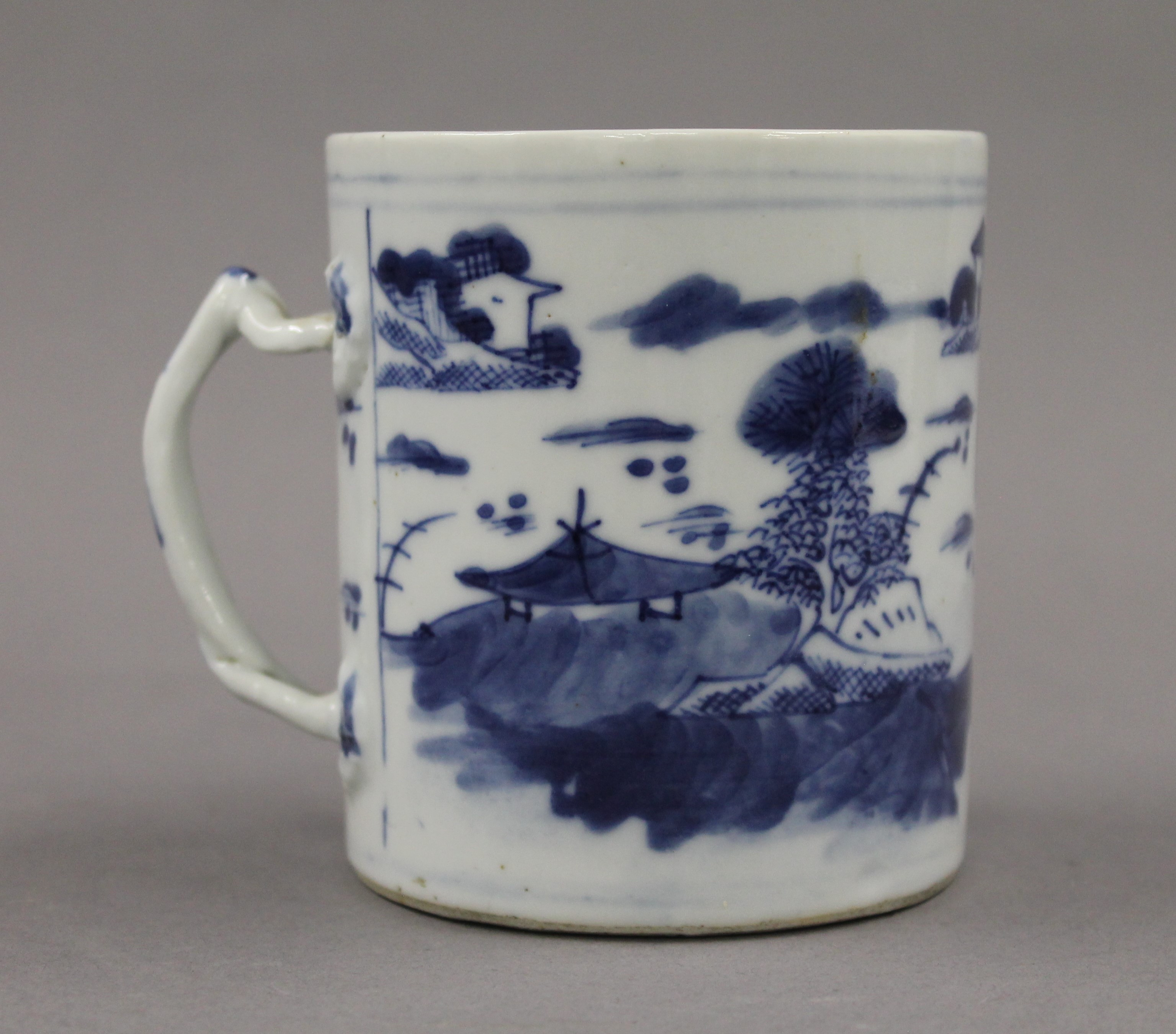 An 18th/19th century Chinese blue and white porcelain mug. 9.5 cm high.