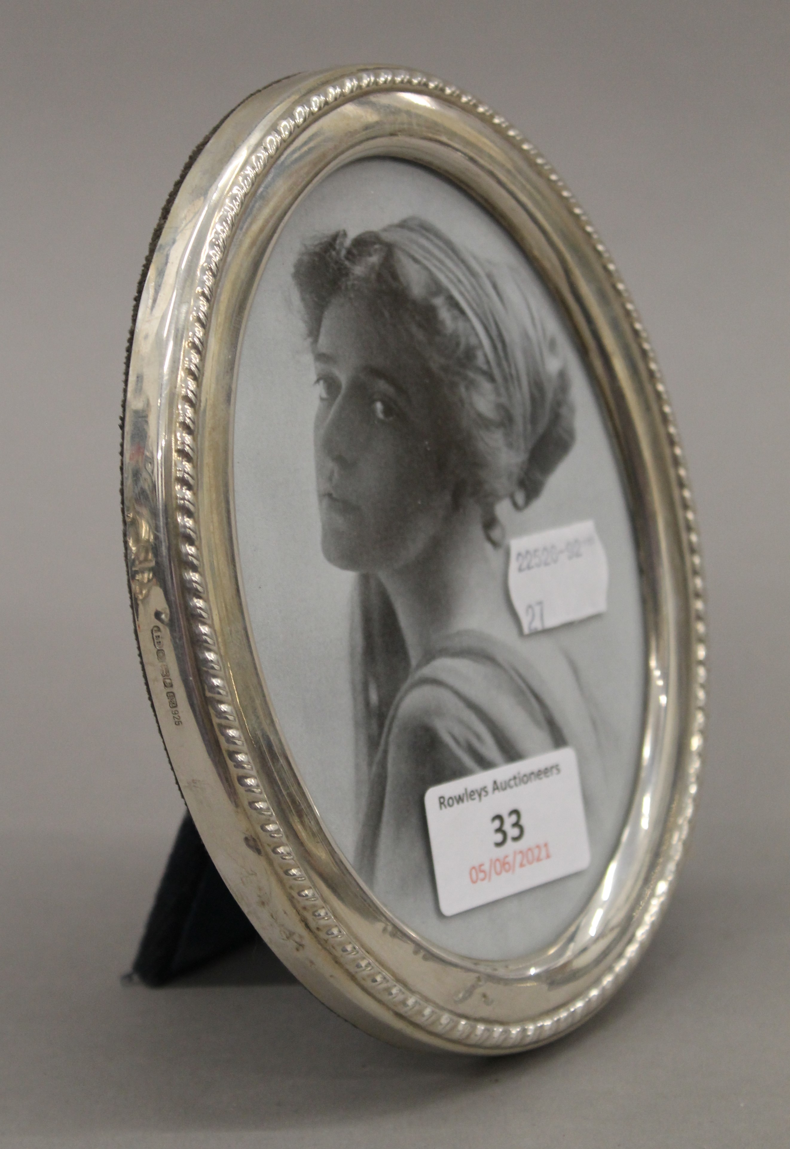 A silver oval picture frame. 12.5 x 16.5 cm. - Image 2 of 4