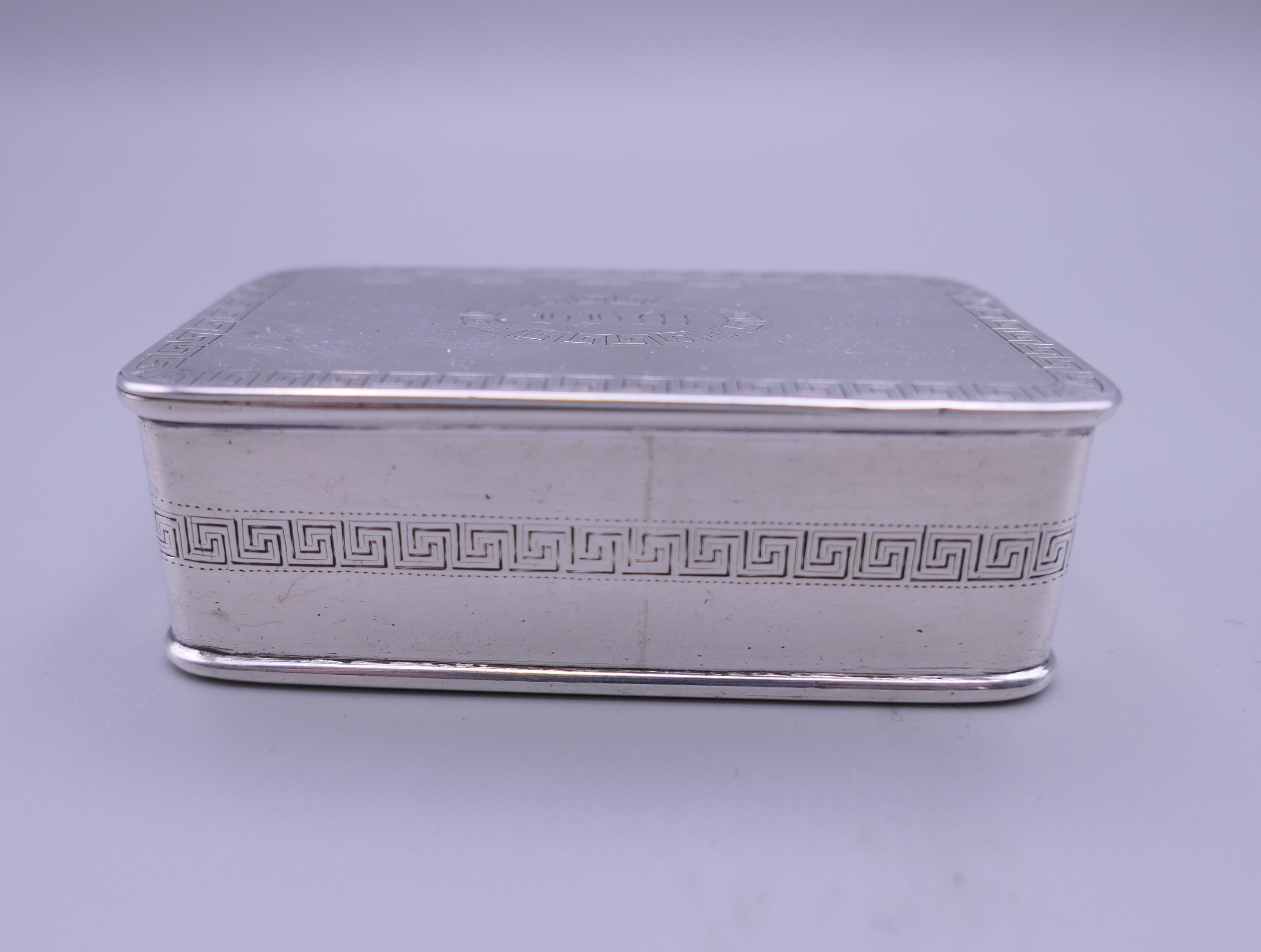 An Irish silver rectangular snuff box, Dublin 1807, maker James England. 109 grammes. - Image 2 of 7