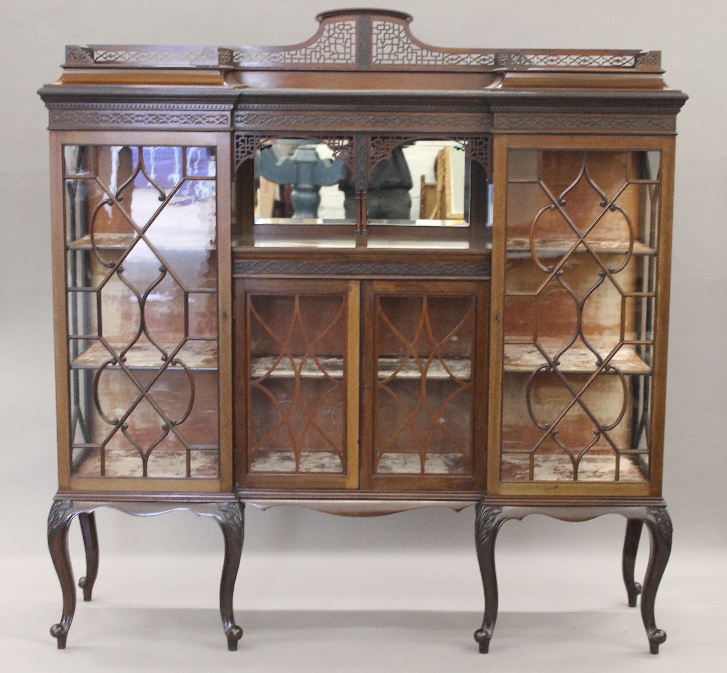 An Edwardian mahogany display cabinet. 171.