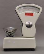 A set of vintage shop scales. 29 cm wide.