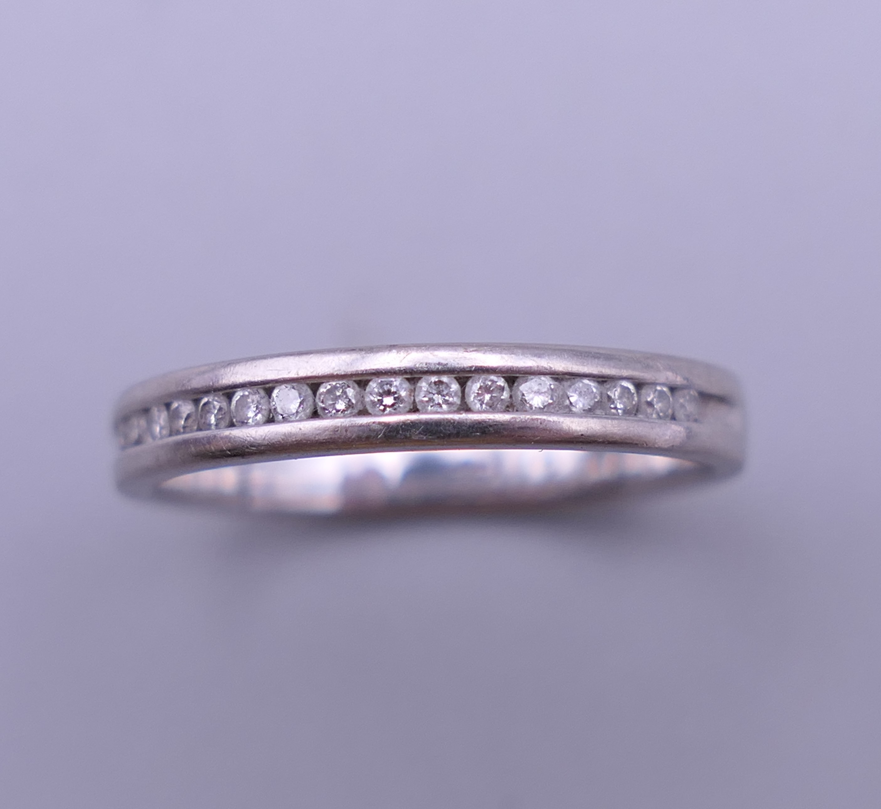 An 18 ct gold and diamond half hoop eternity ring. Ring size H/I. 1.8 grammes total weight. - Image 6 of 7