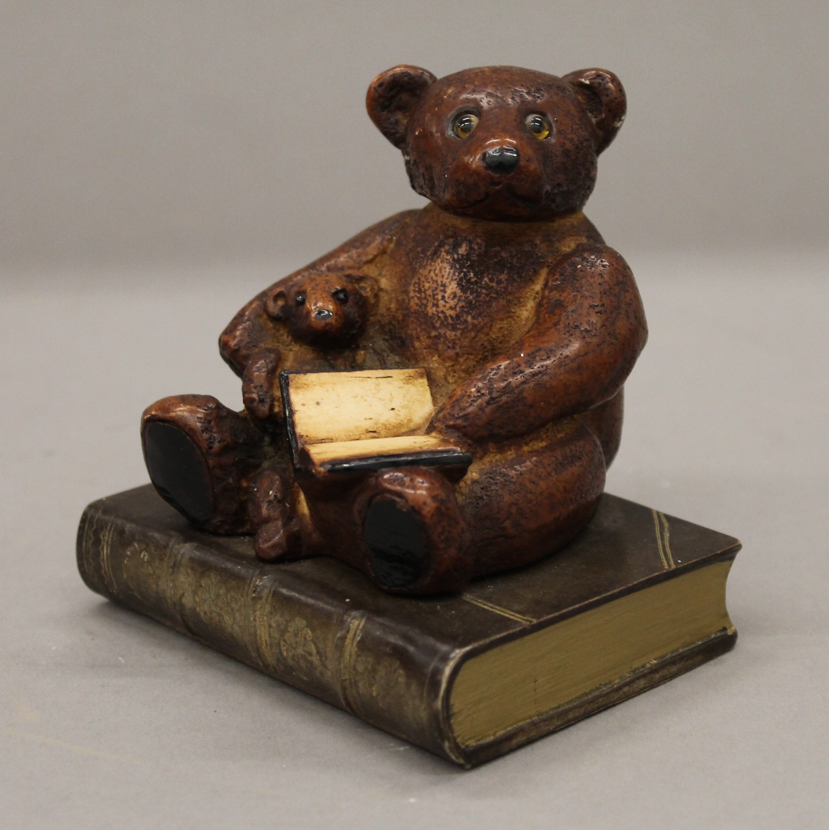 A pair of bear form bookends. 10 cm high. - Image 2 of 4