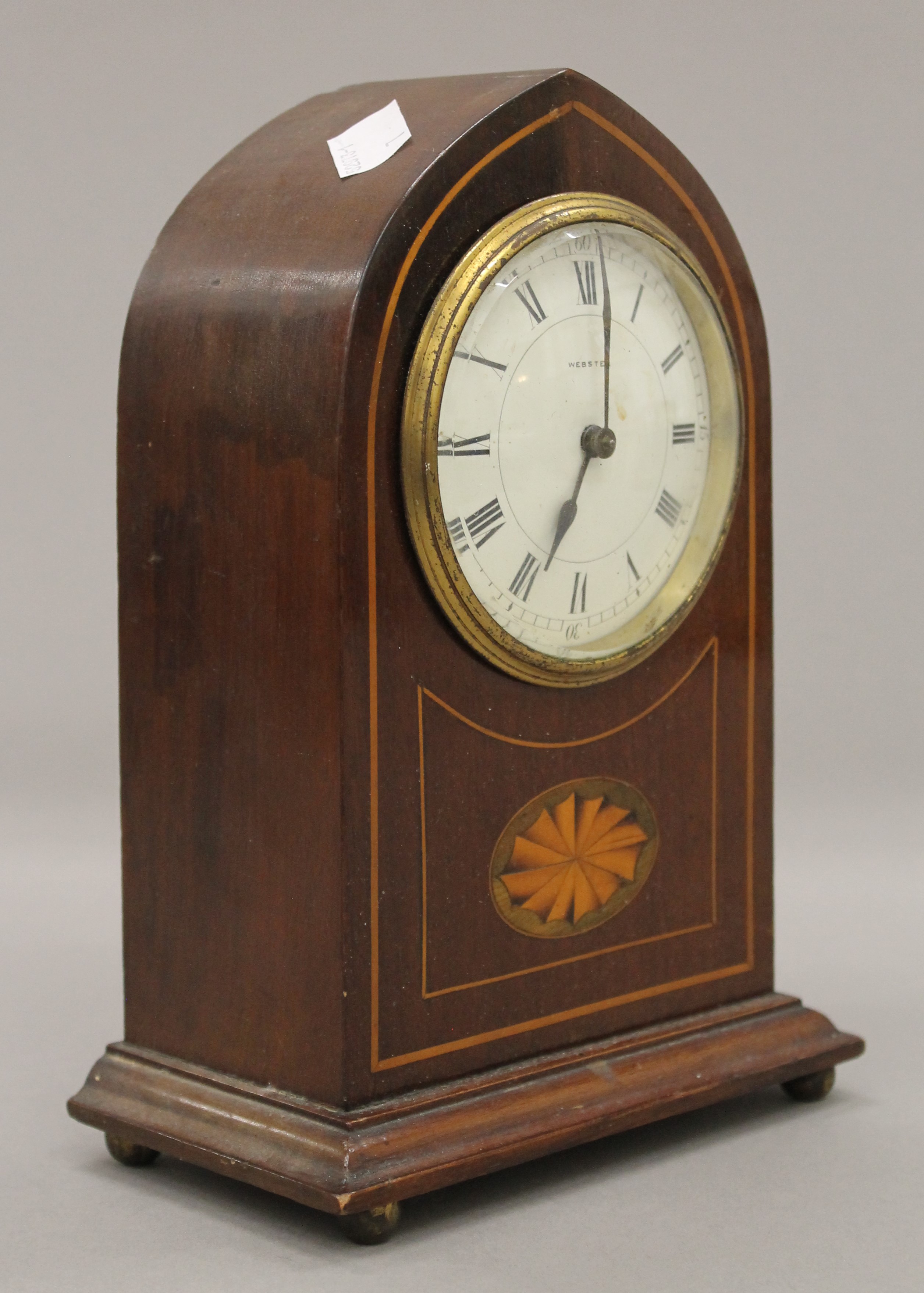 An Edwardian inlaid mahogany mantle clock. 22 cm high. - Image 3 of 10