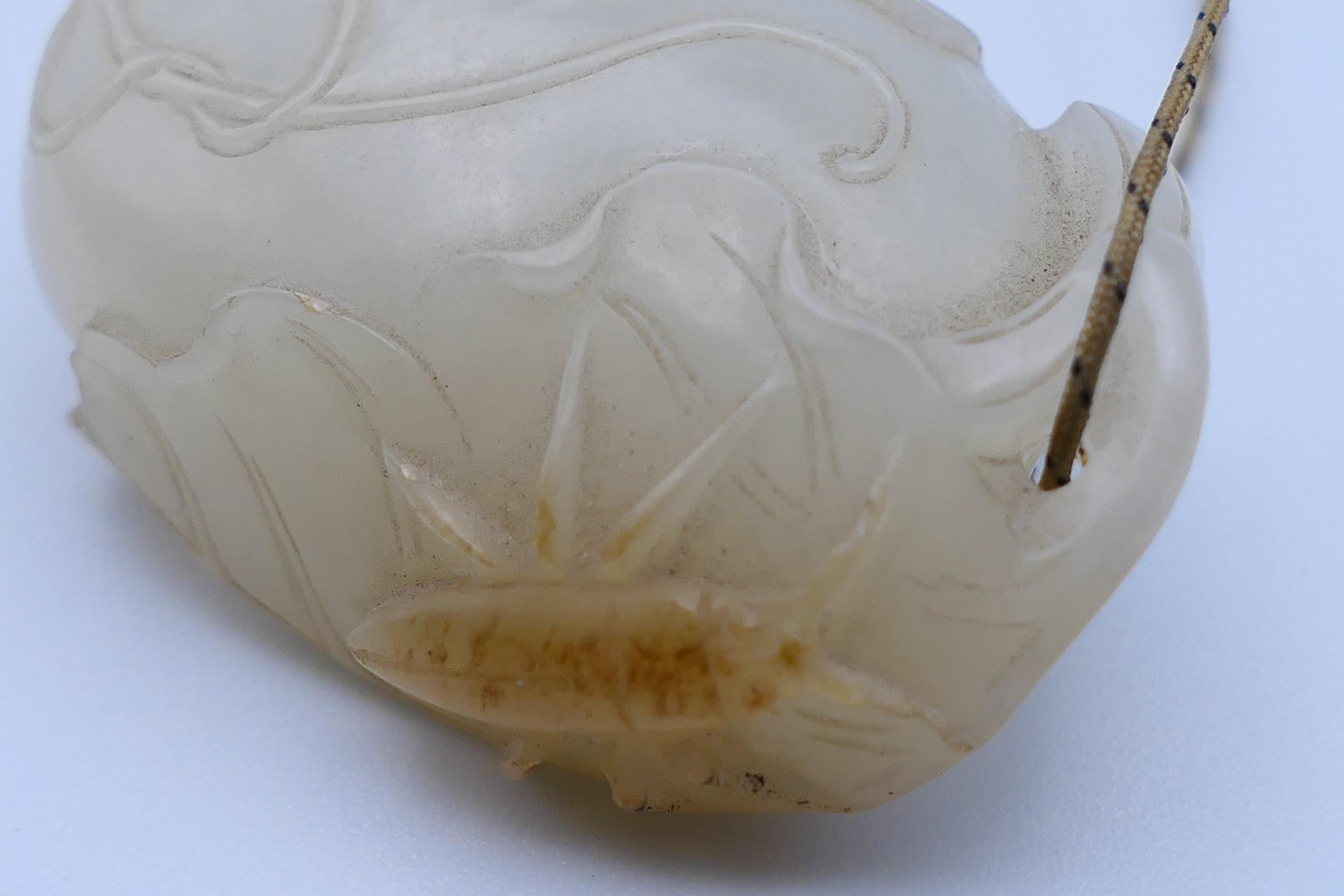 A Chinese mutton fat carved jade pendant, formed as insects on a flowering fruit. 4.5 cm high. - Image 7 of 13