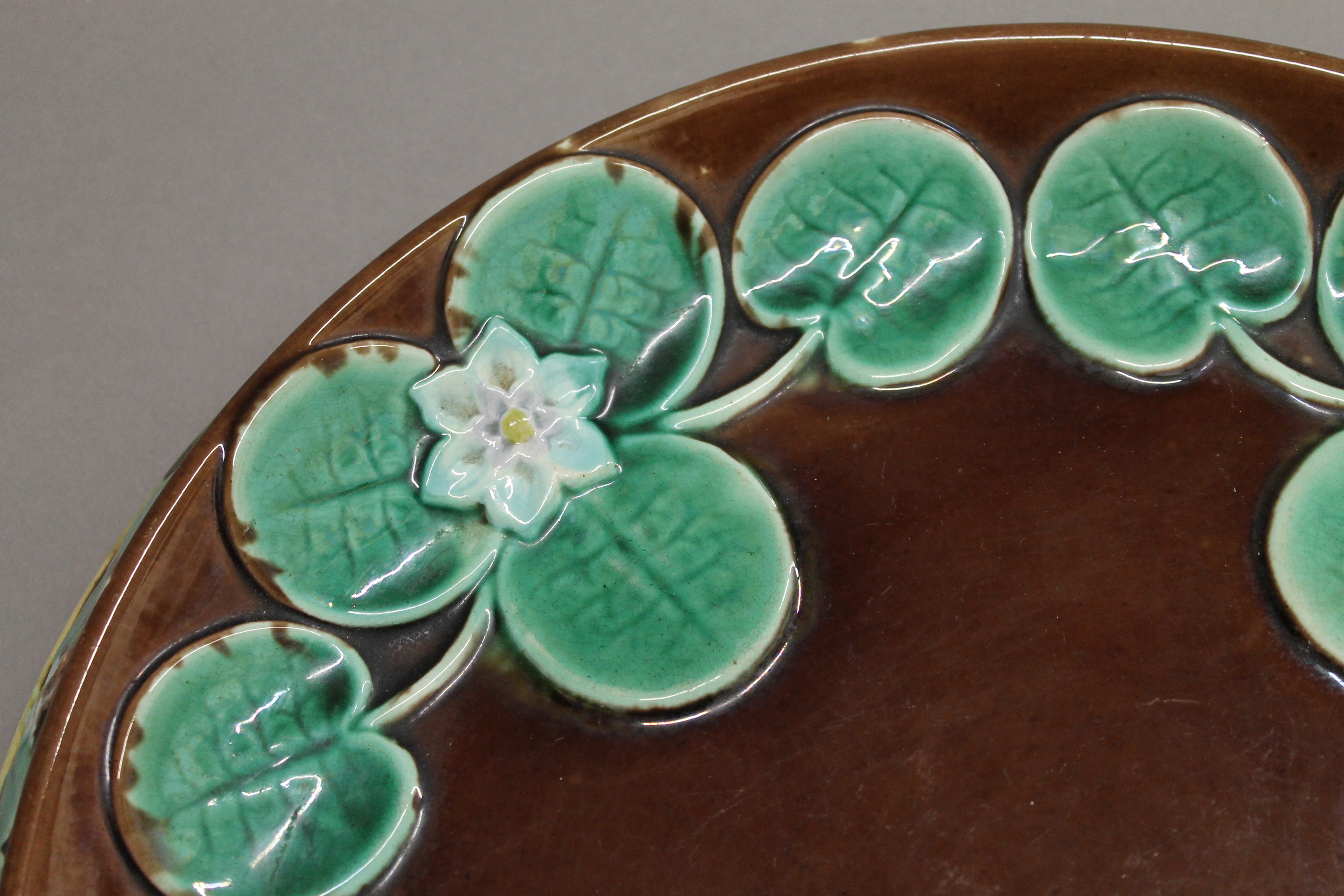 A quantity of ceramics, including Majolica. - Image 11 of 13