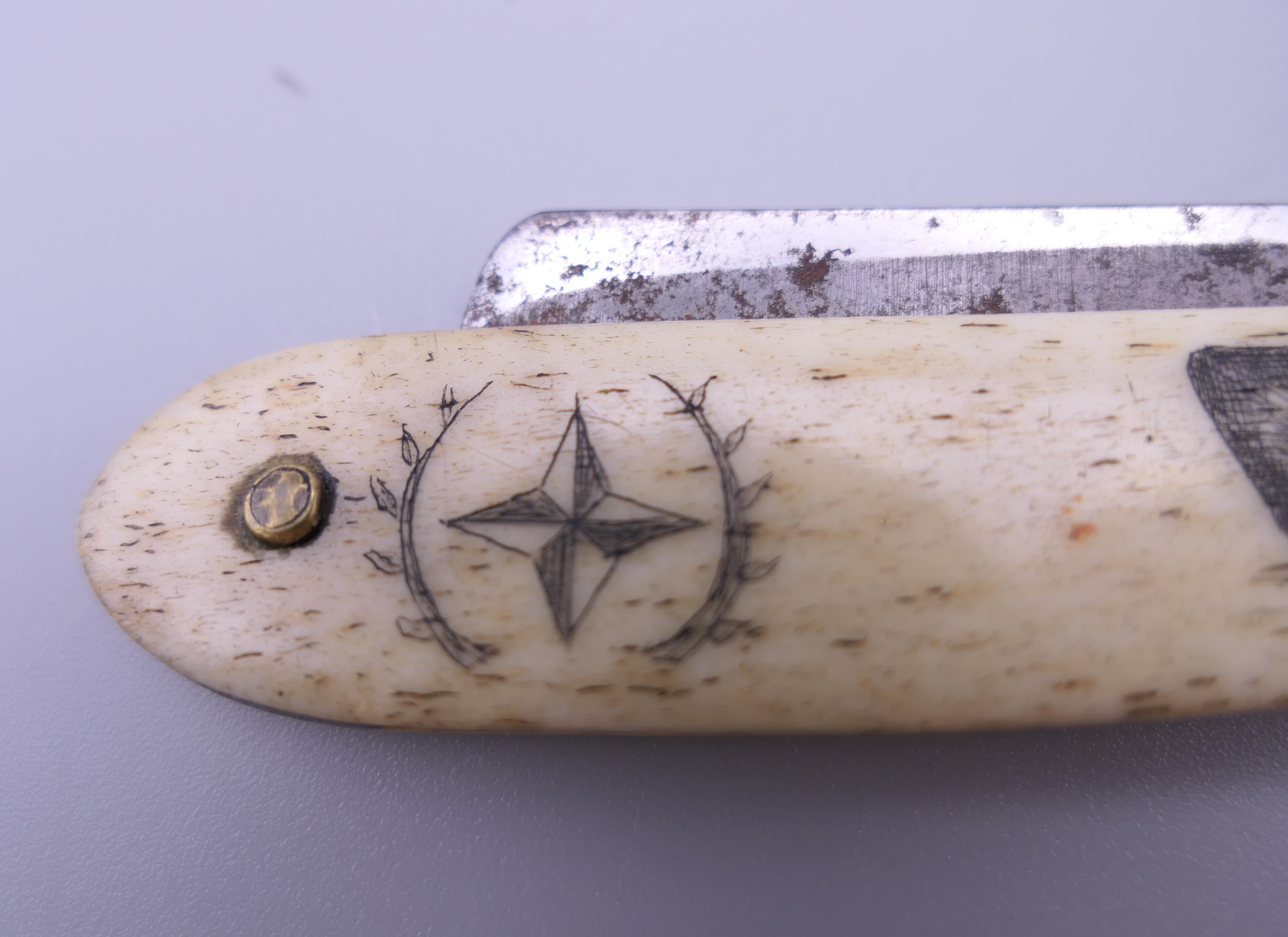 A cut throat razor with scrimshaw decoration. 16 cm long closed. - Image 5 of 6