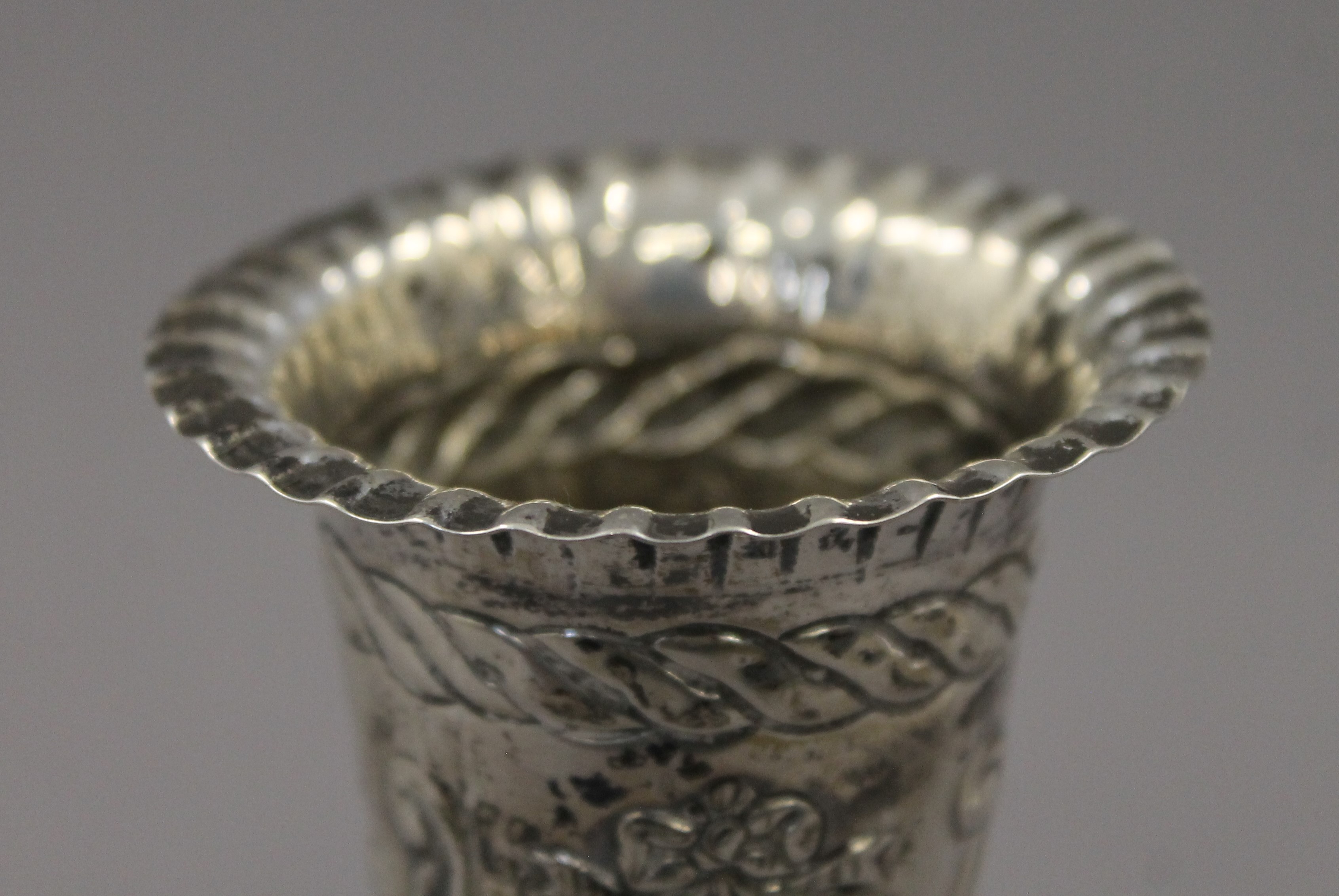 A pair of silver embossed bud vases. Each 16.5 cm high. 10 troy ounces loaded. - Image 4 of 5