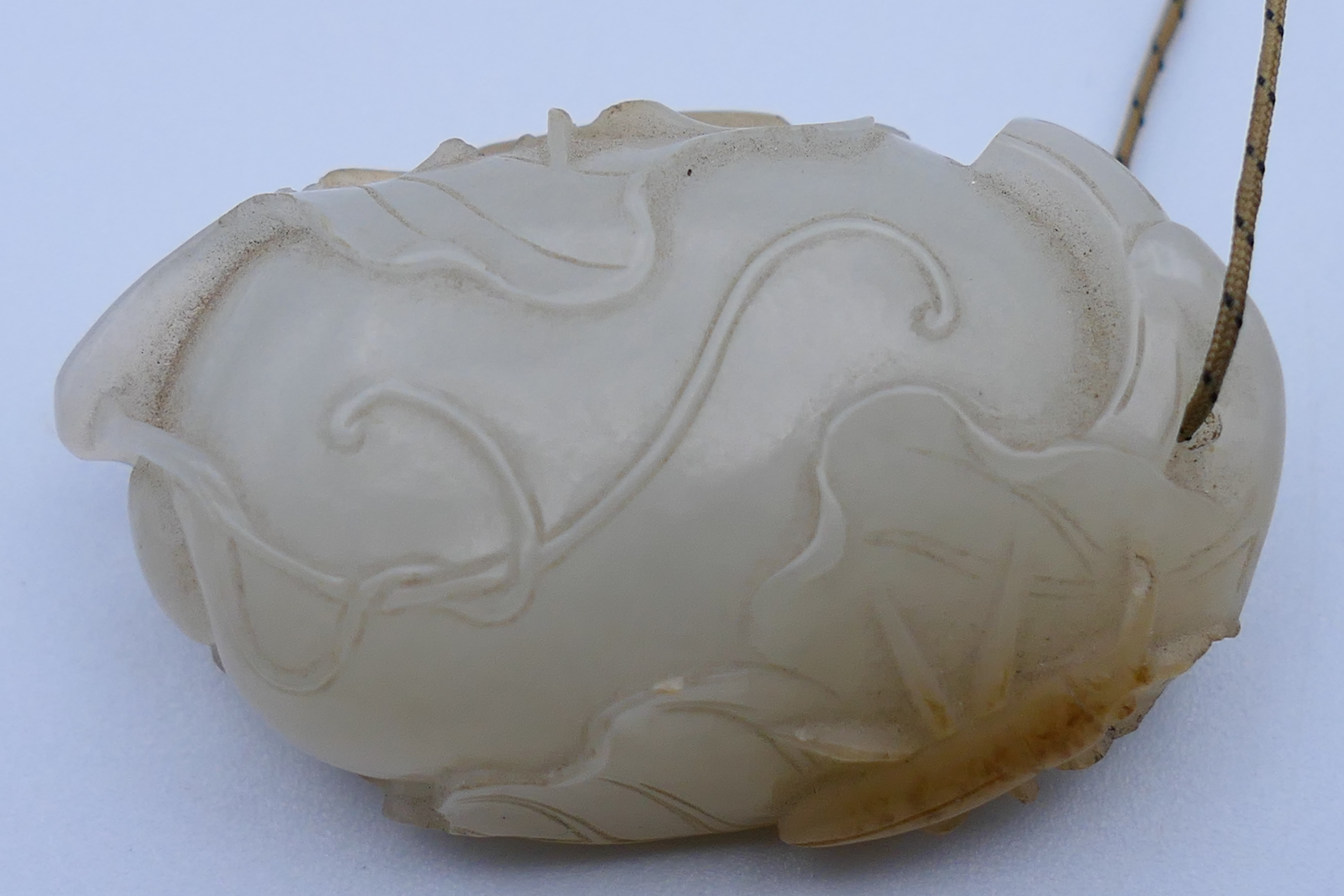 A Chinese mutton fat carved jade pendant, formed as insects on a flowering fruit. 4.5 cm high. - Image 8 of 13