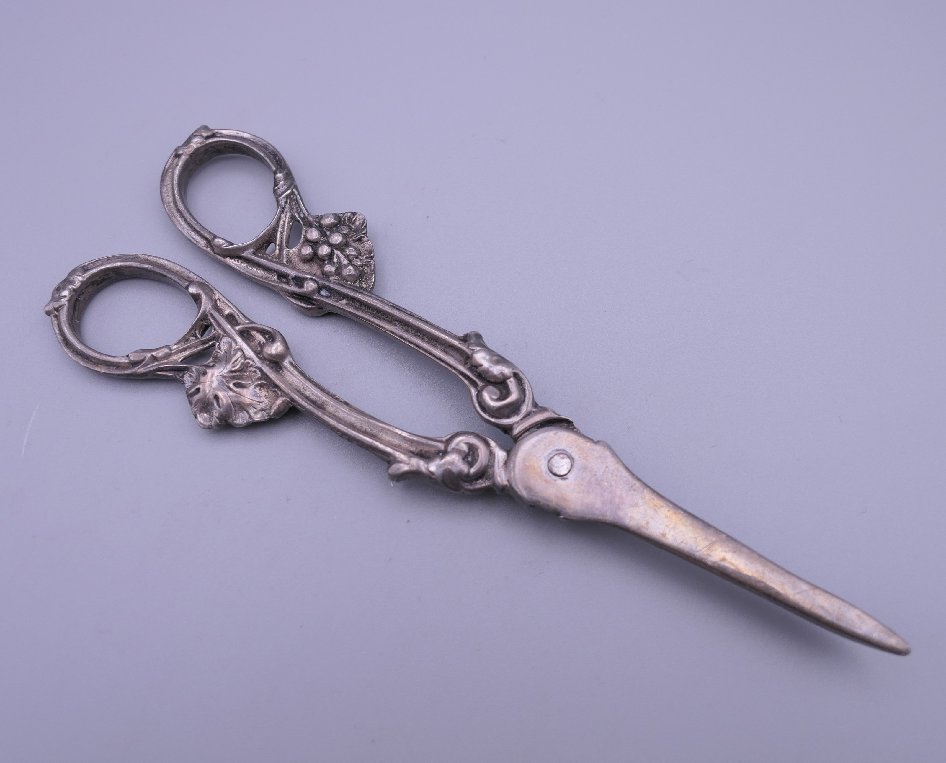 A pair of sterling silver grape scissors. 15.5 cm long. - Image 2 of 4