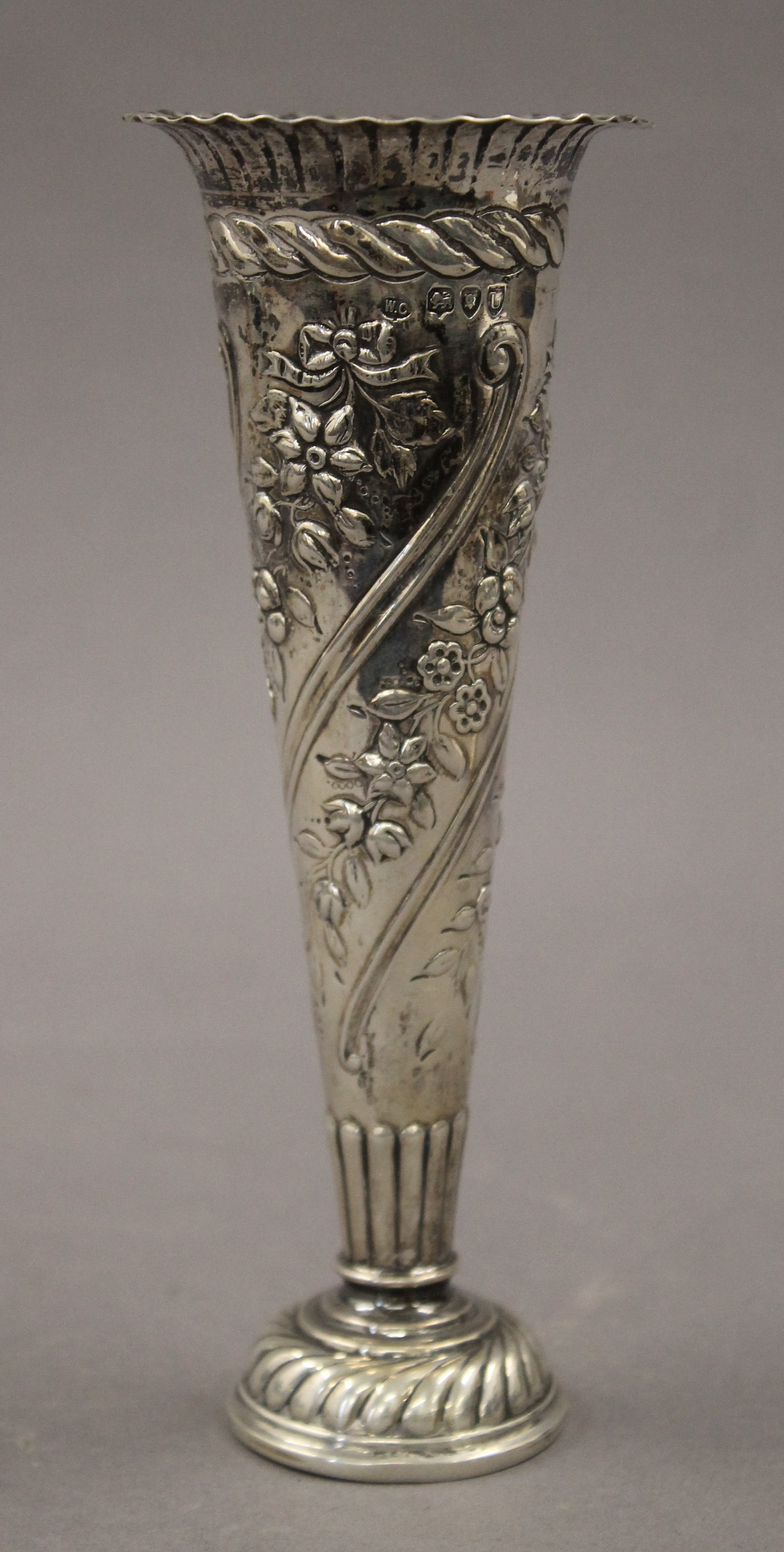 A pair of silver embossed bud vases. Each 16.5 cm high. 10 troy ounces loaded. - Image 2 of 5