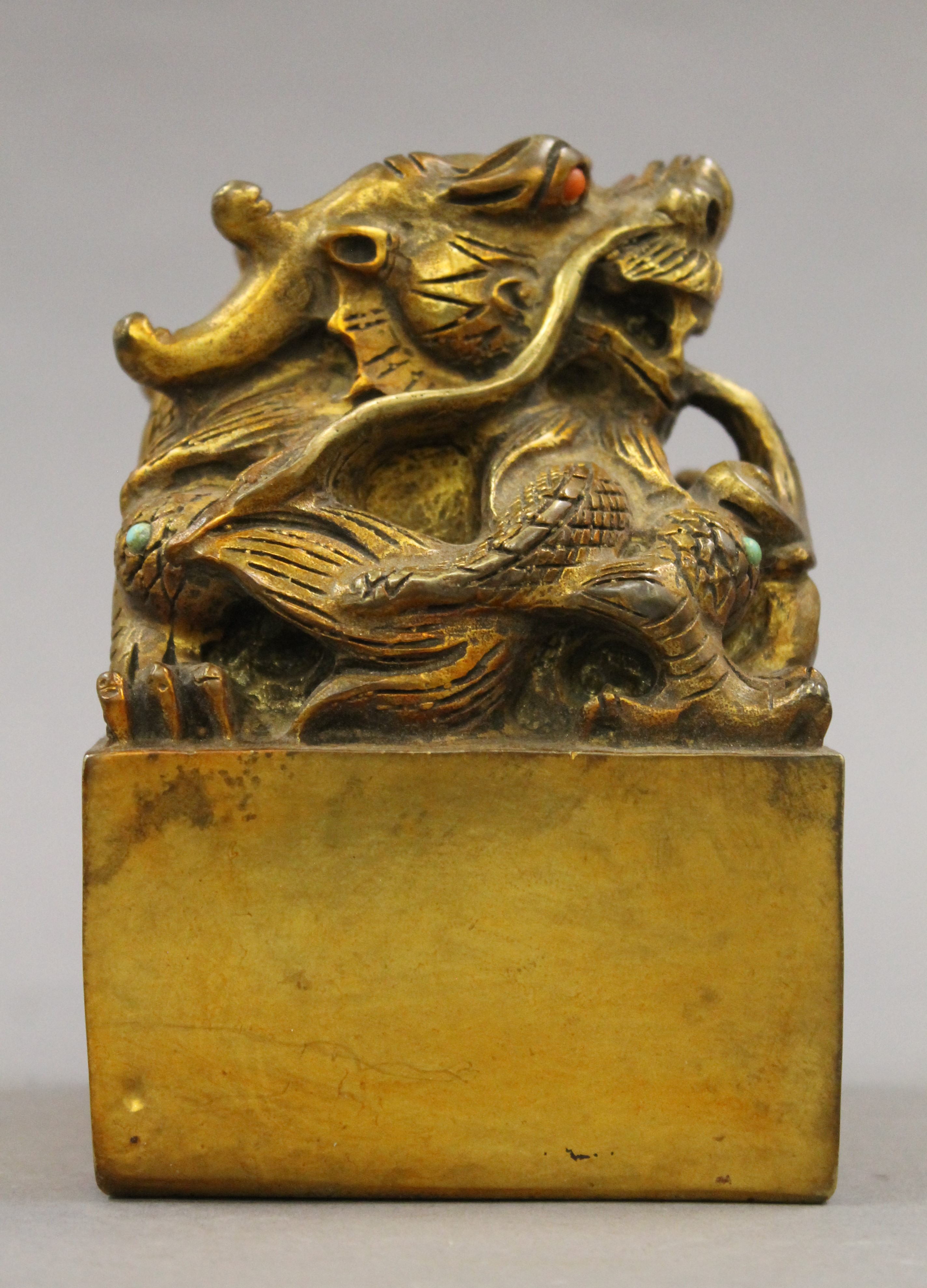 A gilt bronze fo dog seal. 12.5 cm high. - Image 3 of 5
