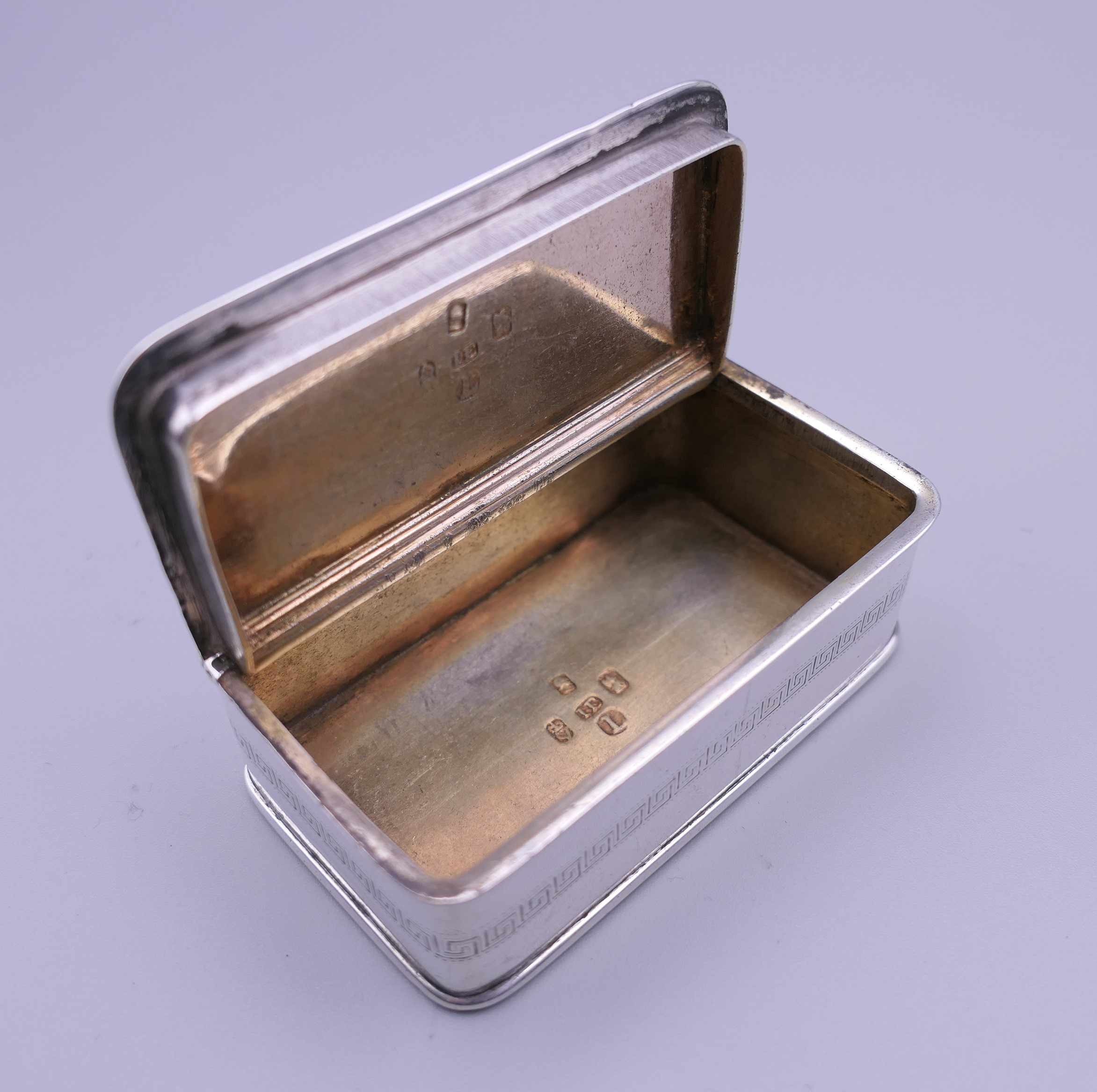 An Irish silver rectangular snuff box, Dublin 1807, maker James England. 109 grammes. - Image 5 of 7