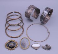 A small quantity of various jewellery, including a mourning brooch.